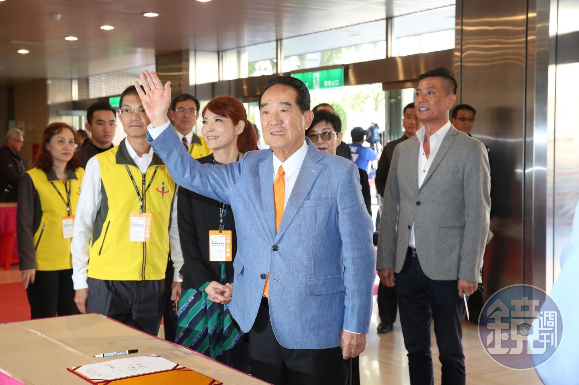 宋楚瑜在第2場政見發表會上，再次左打蔡英文、又打韓國瑜。