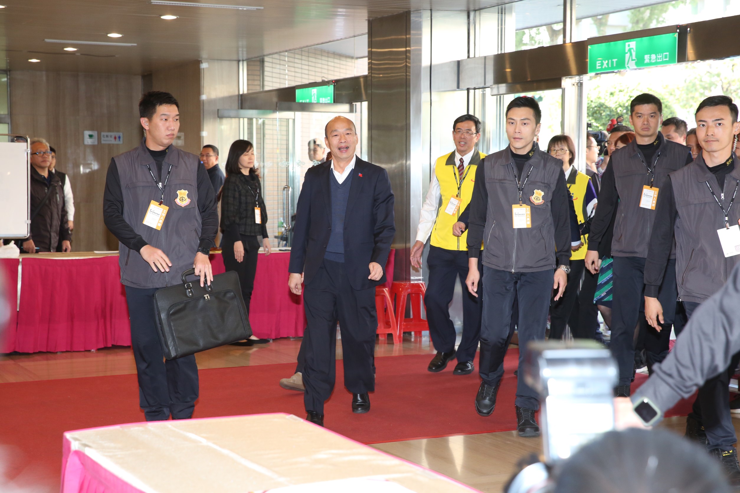 國民黨總統候選人韓國瑜繼首場政見會全程火力全開後，今日依然砲火猛烈，頻頻猛攻總統蔡英文執政只秀漂亮數據，卻遠離民心。