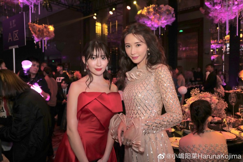 林志玲被笑又變了臉，左為小嶋陽菜。（翻攝小嶋陽菜微博）