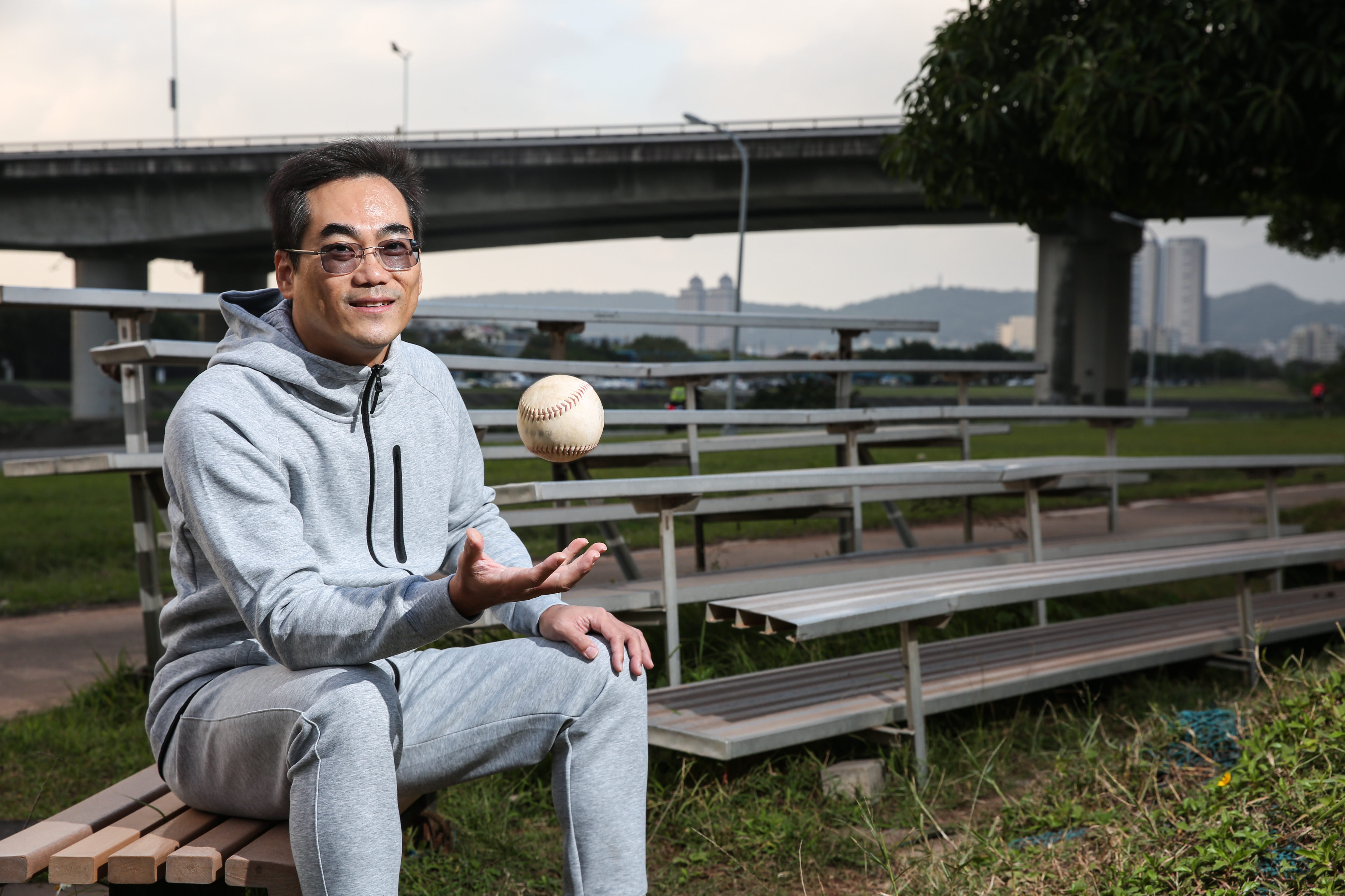 洪志賢是資深棒球迷，他認為投資「上壘率」最高的方法，就是看籌碼面、追蹤外資。