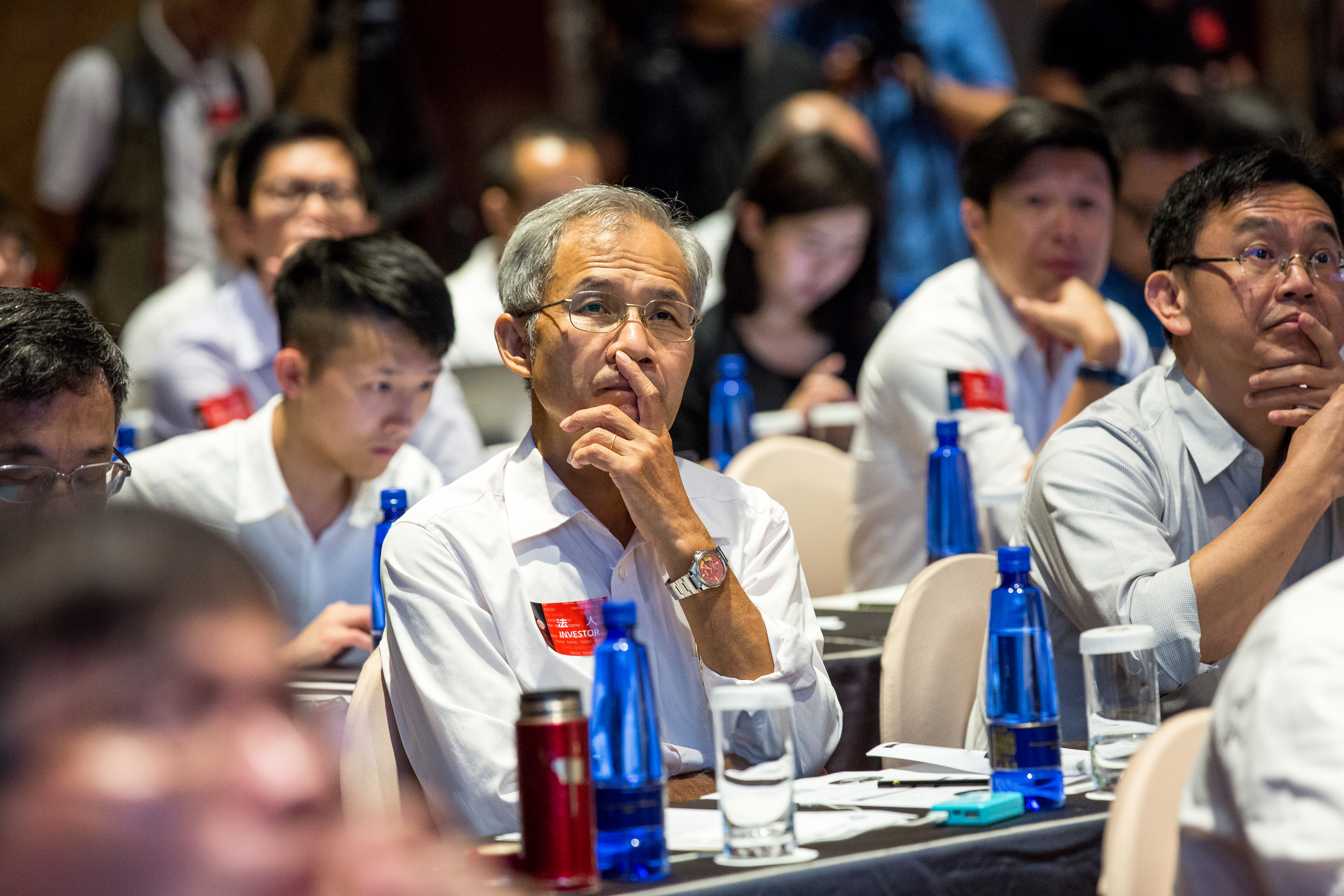 跟著外資選股，洪志賢買進前會檢視股價與年線乖離率，如果剛經過大漲或大跌，就是進場時機點。(圖為台積電法說會現場)