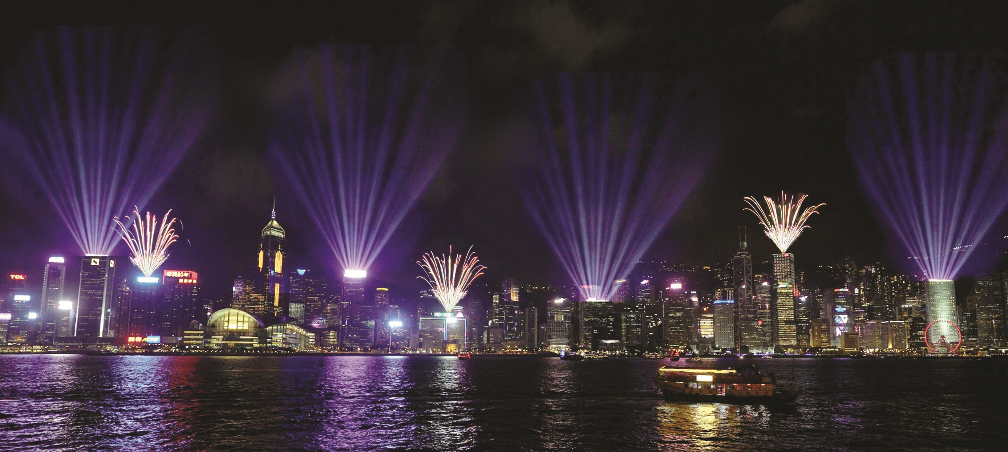 加強版「幻彩詠香江」燈光音樂秀，將搭配港島區多棟大廈樓頂發放煙火，而會展外牆亦同時顯示「2020」字樣。（香港旅遊發展局提供）