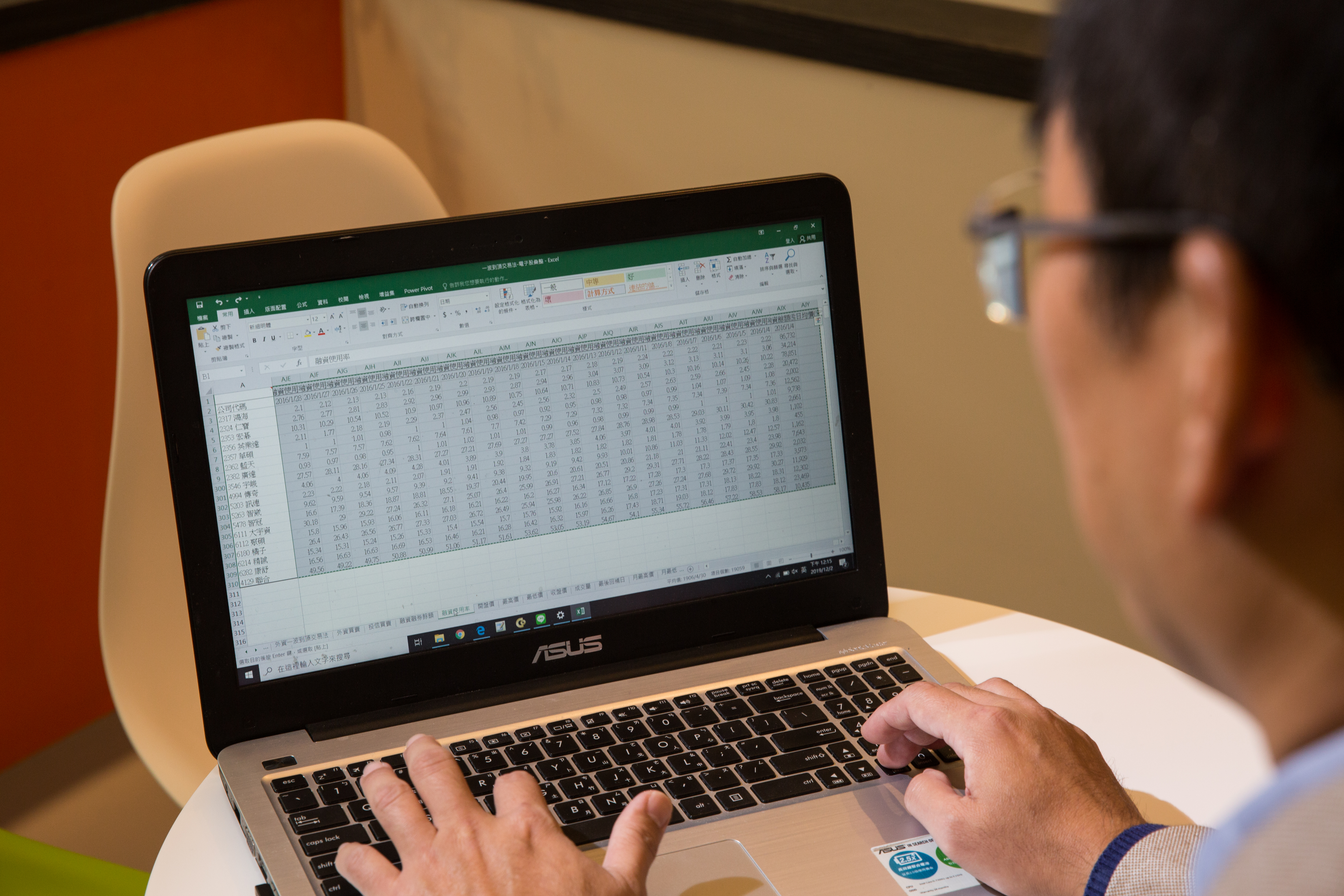 曾是精算師的洪志賢，拆解20年來外資買賣超資料，整理成百餘檔Excel表單，才統整出獨門一套算價術。