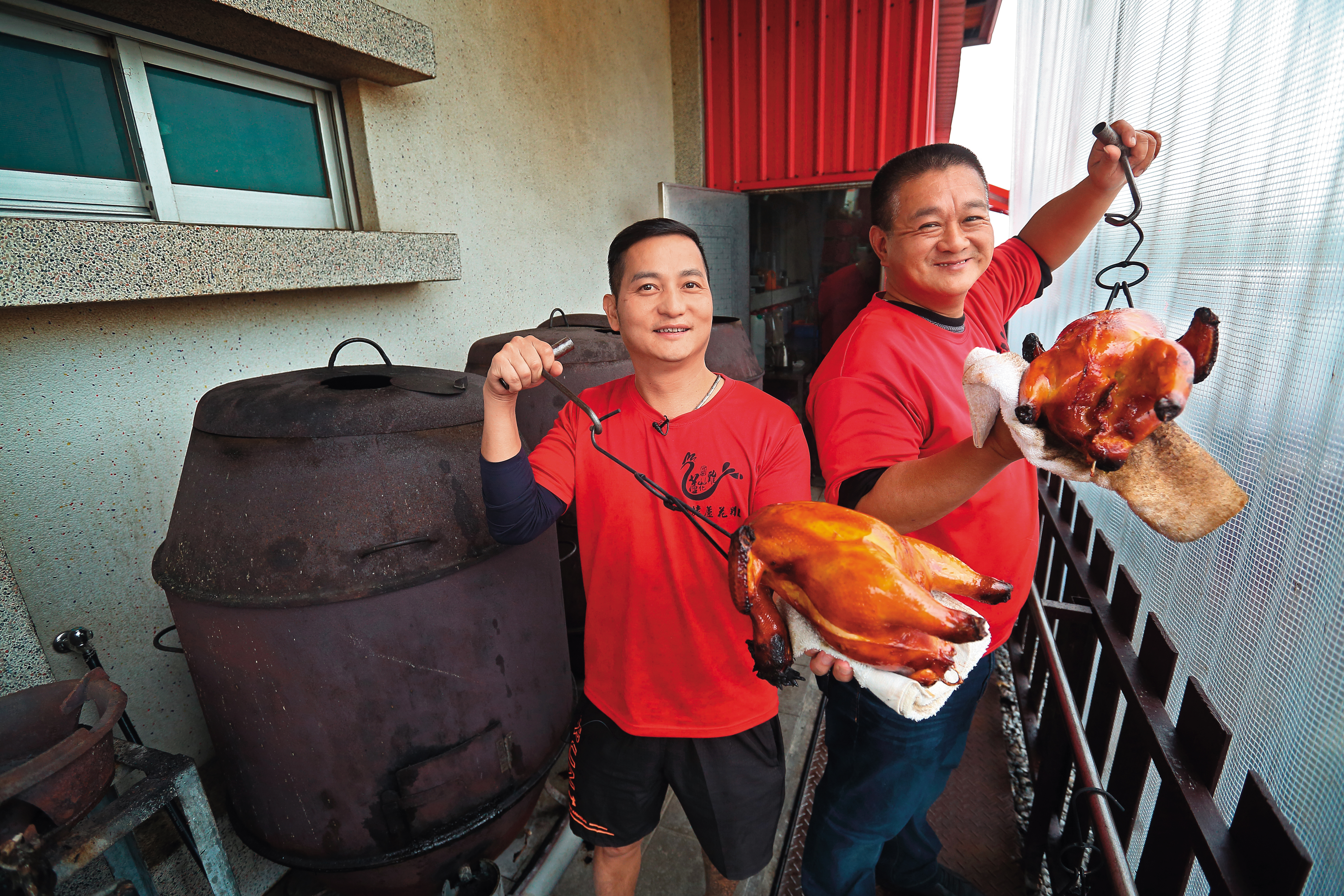簡佑達（左）與何定鴻二人年輕時都曾逞凶鬥狠、靠賭維生，浪子回頭後靠著復育與料理蘆花雞走回正軌。