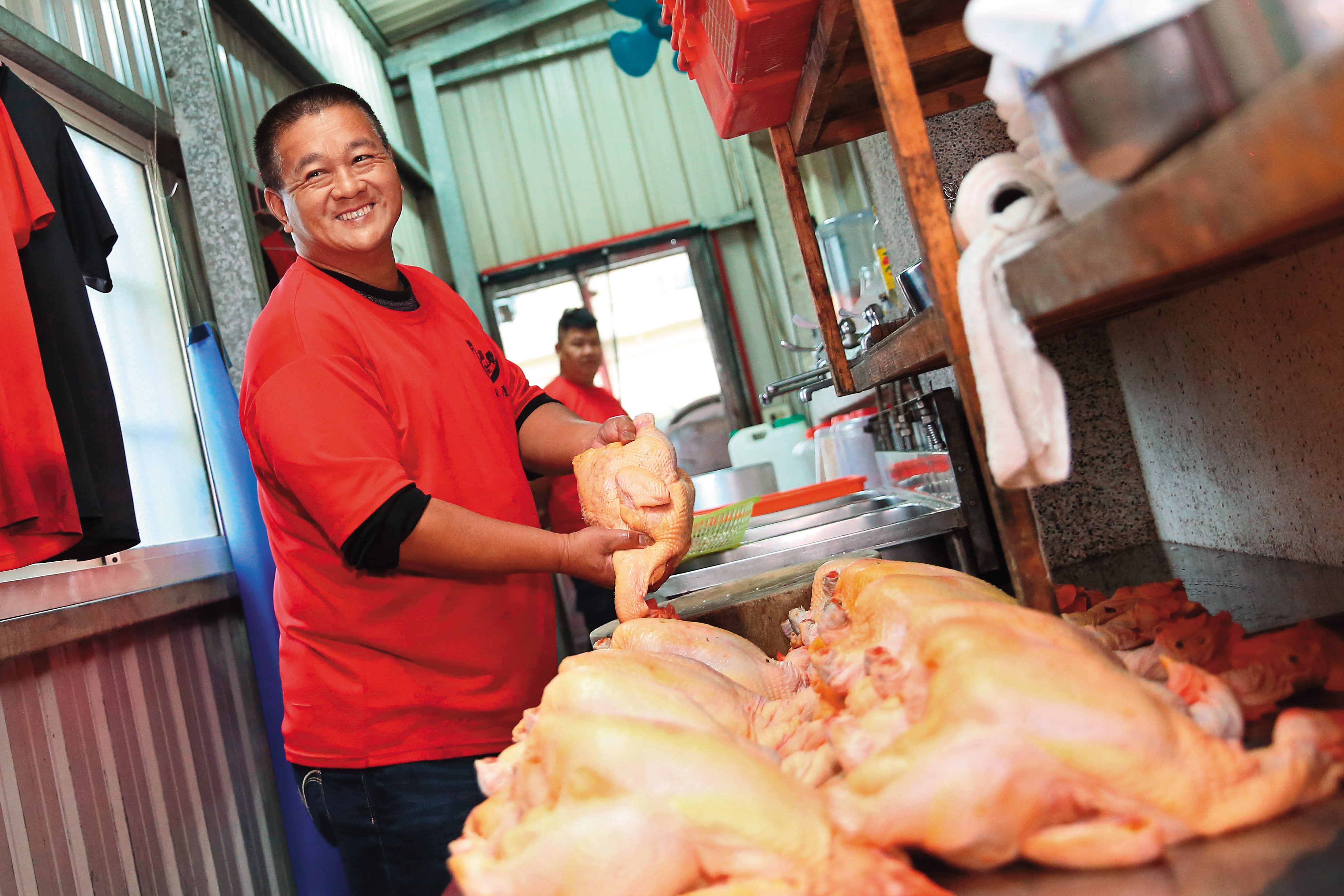 每天早上何定鴻都得處理10到20隻蘆花雞,經過清洗、填入中藥、汆燙等許多道到工序,才能炭烤。