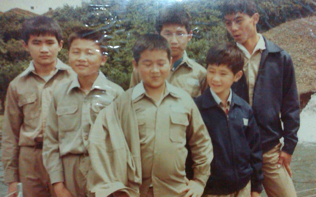 何定鴻（前）天資聰穎，小學時不愛讀書成績卻仍名列前茅。（何定鴻提供）