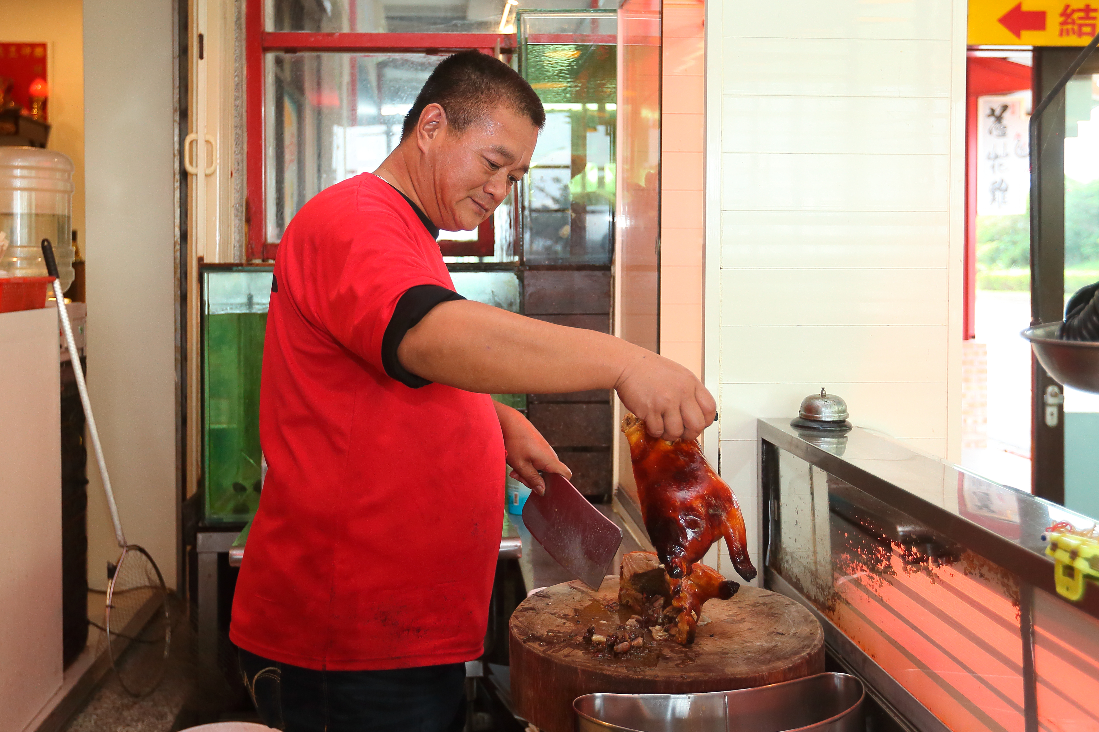 孝順的何定鴻曾經為了照顧換心臟的媽媽，結束原本開設的燒臘餐廳。