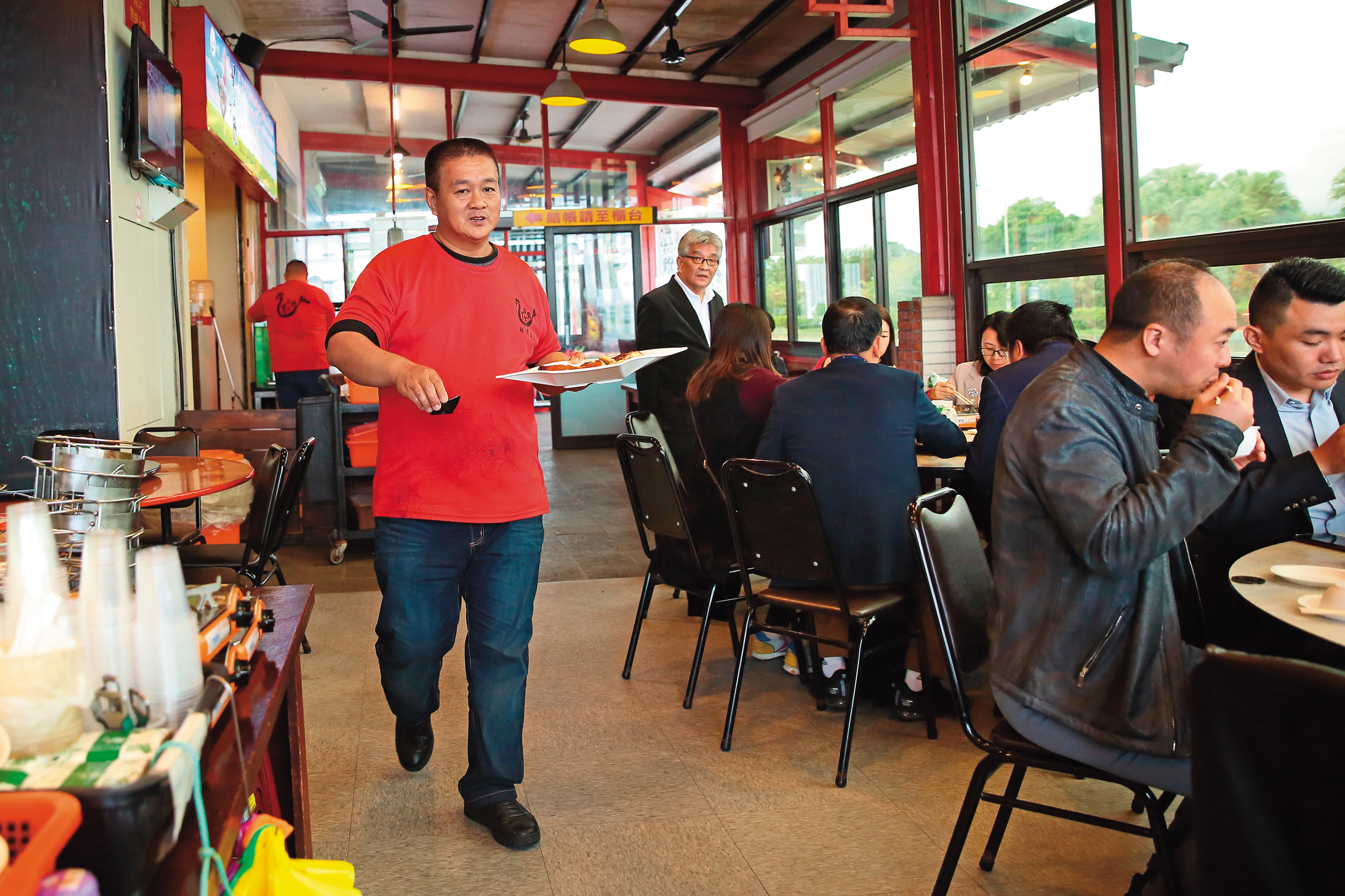 何定鴻擁有30年料理經驗，以港式烤鴨的手法處理蘆花雞，獨家菜色吸引不少饕客上門。