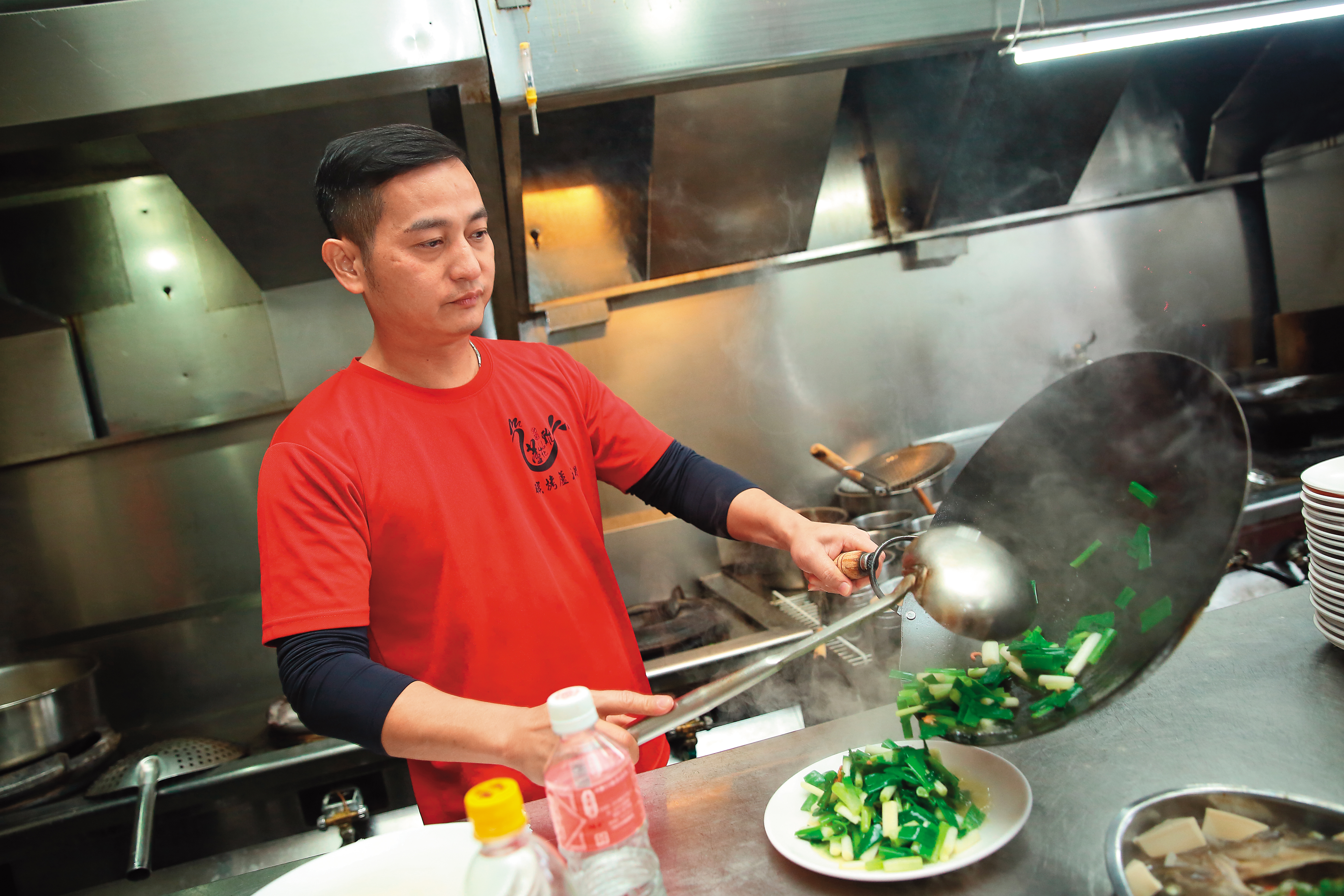 簡佑達現在也會進廚房，雖然還不會烤雞，但備料與炒菜已不成問題。