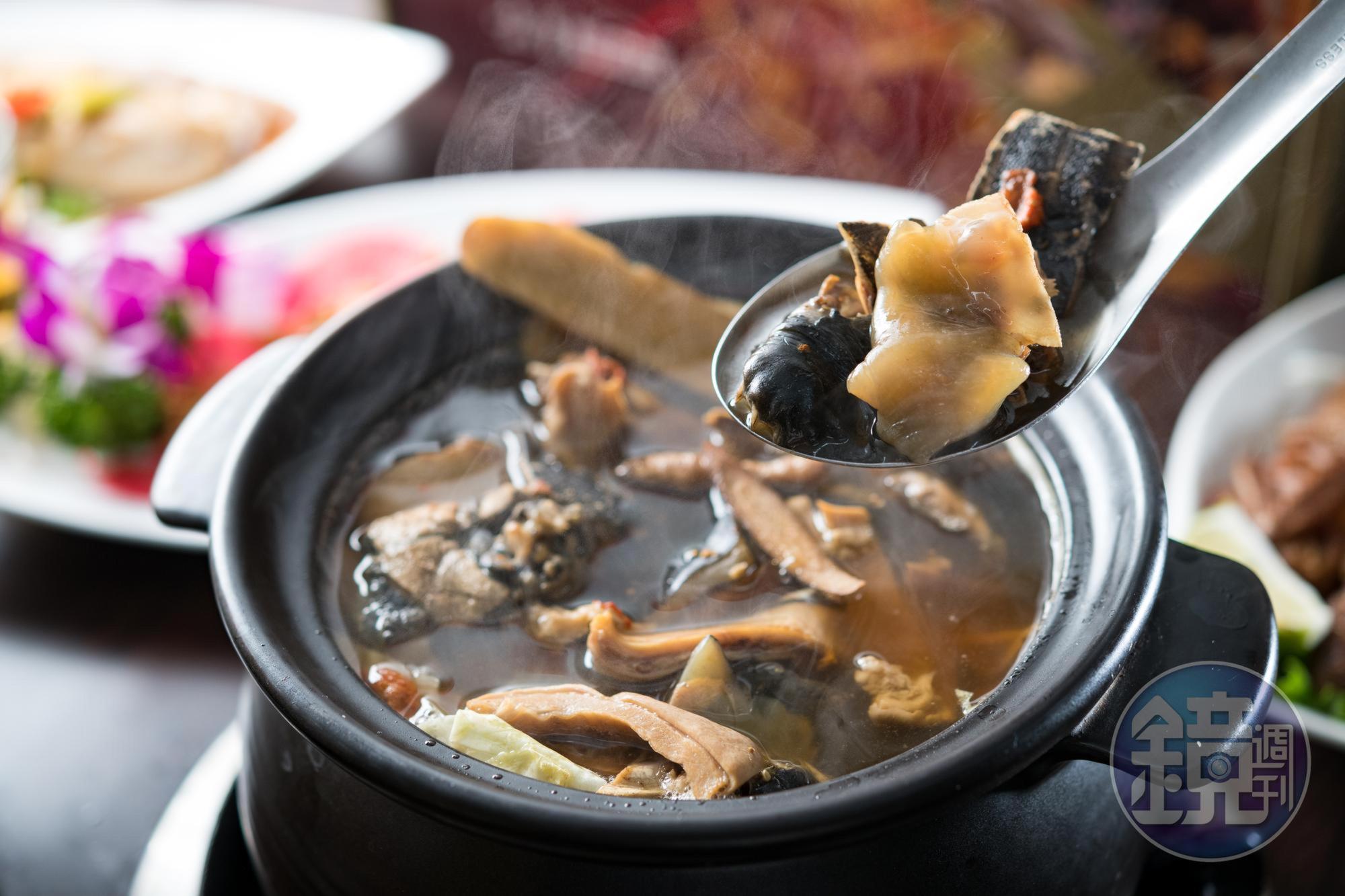 吃補身的「鱉爐」（720元／斤）有多種湯底可選，但沒有市售火鍋料，嫌不過癮可另點「豬肚」、「烏骨雞」添量（皆為100元／份）。
