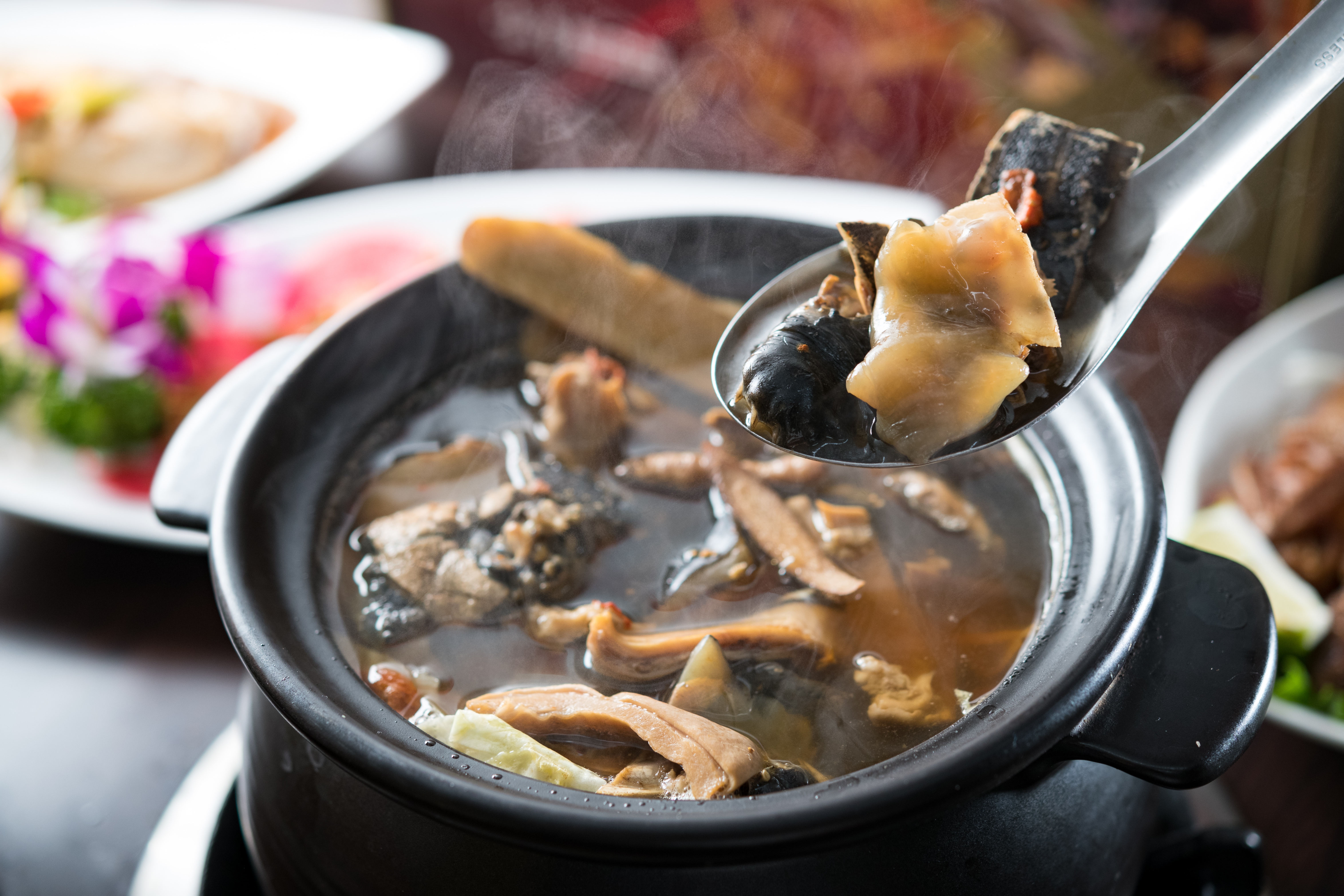 吃補身的「鱉爐」（720元／斤）有多種湯底可選，但沒有市售火鍋料，嫌不過癮可另點「豬肚」、「烏骨雞」添量（皆為100元／份）。