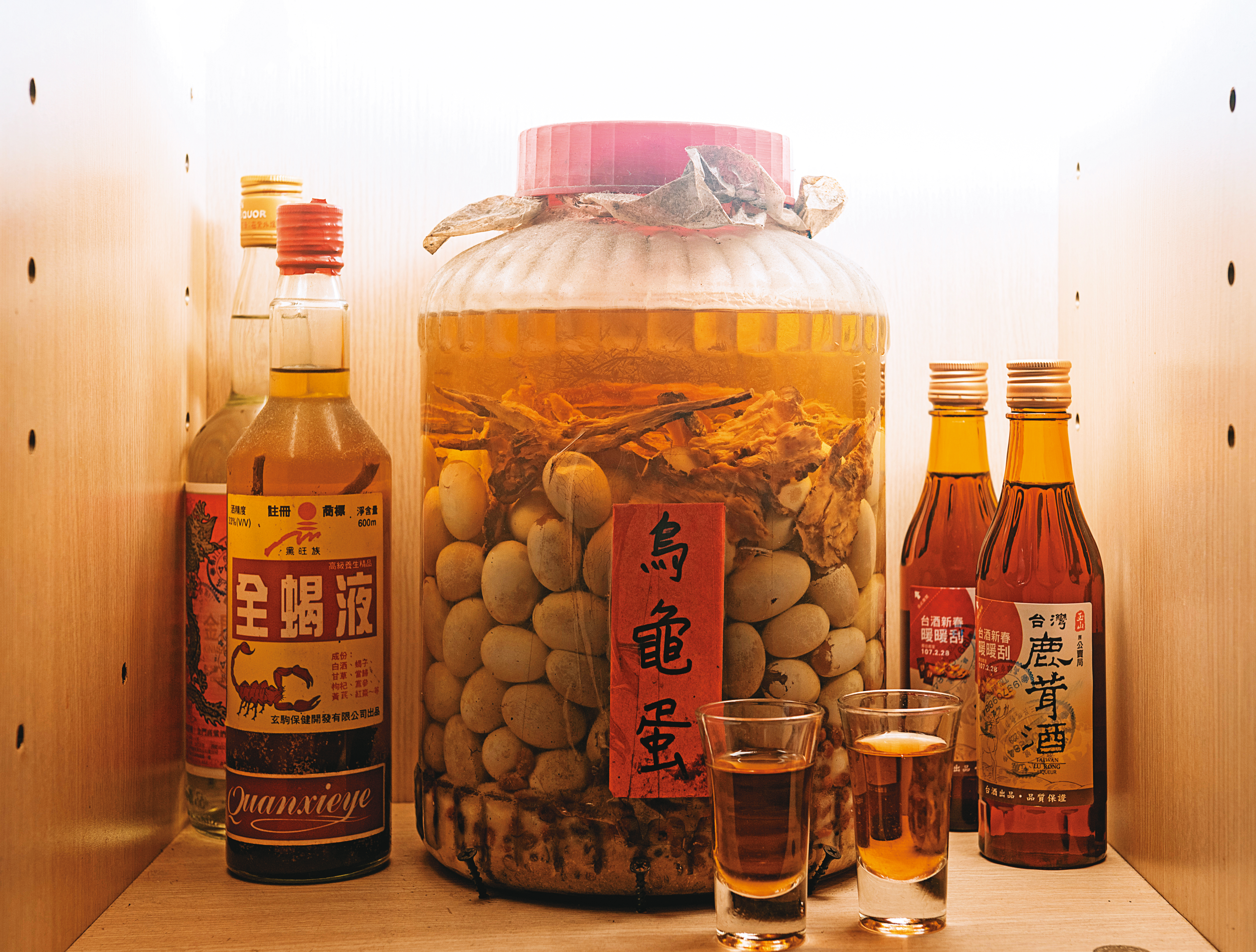 浸了40年的「烏龜蛋酒」是無價的鎮店之寶。（非賣品）