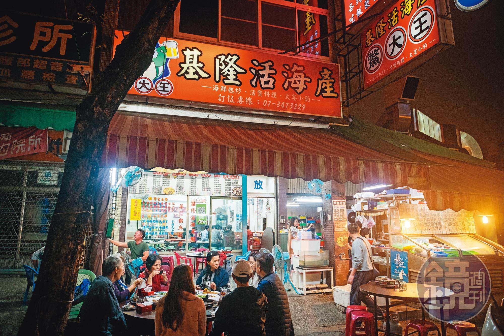 天色才剛暗，店外就高朋滿座，可見人氣之旺。	