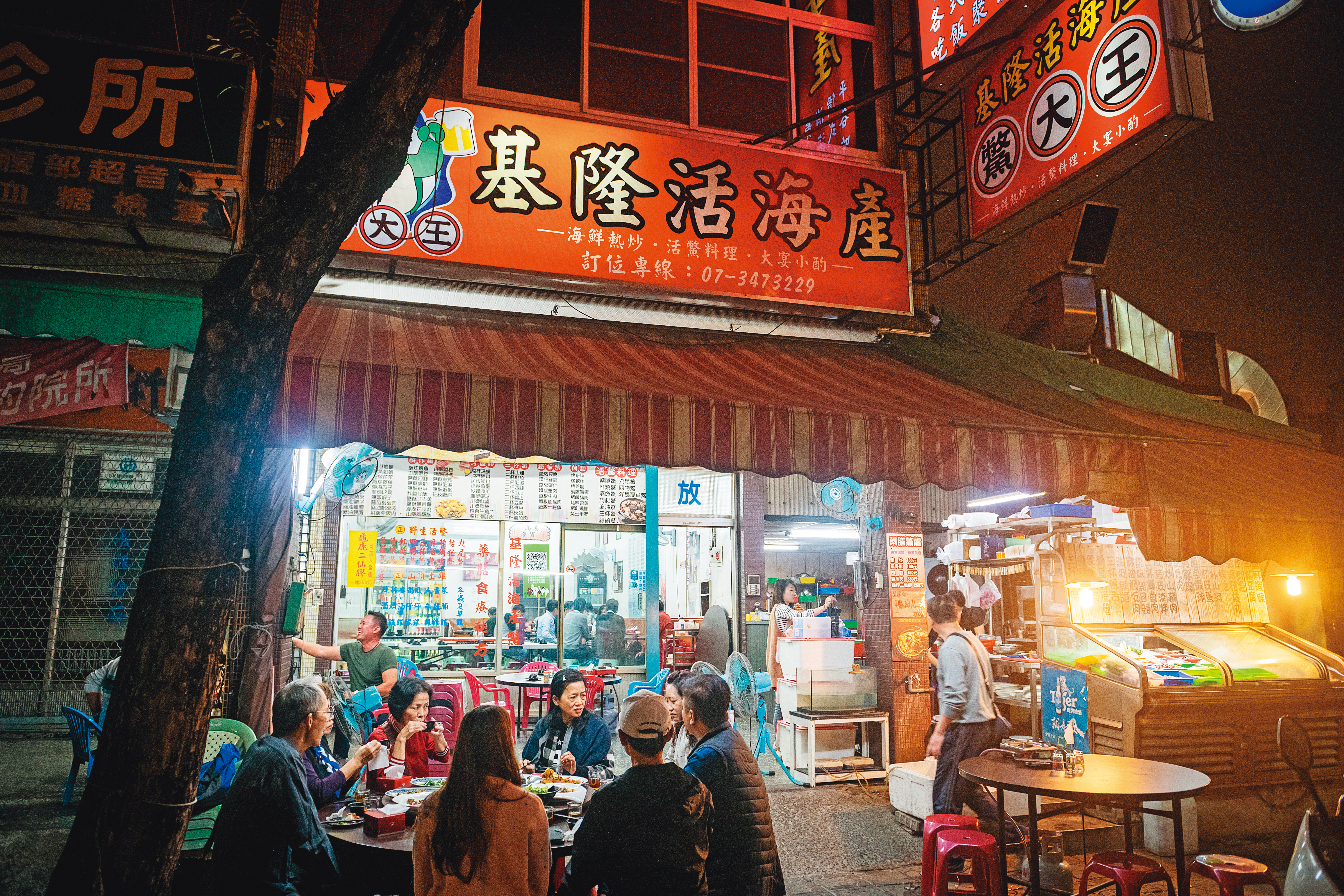 天色才剛暗，店外就高朋滿座，可見人氣之旺。	