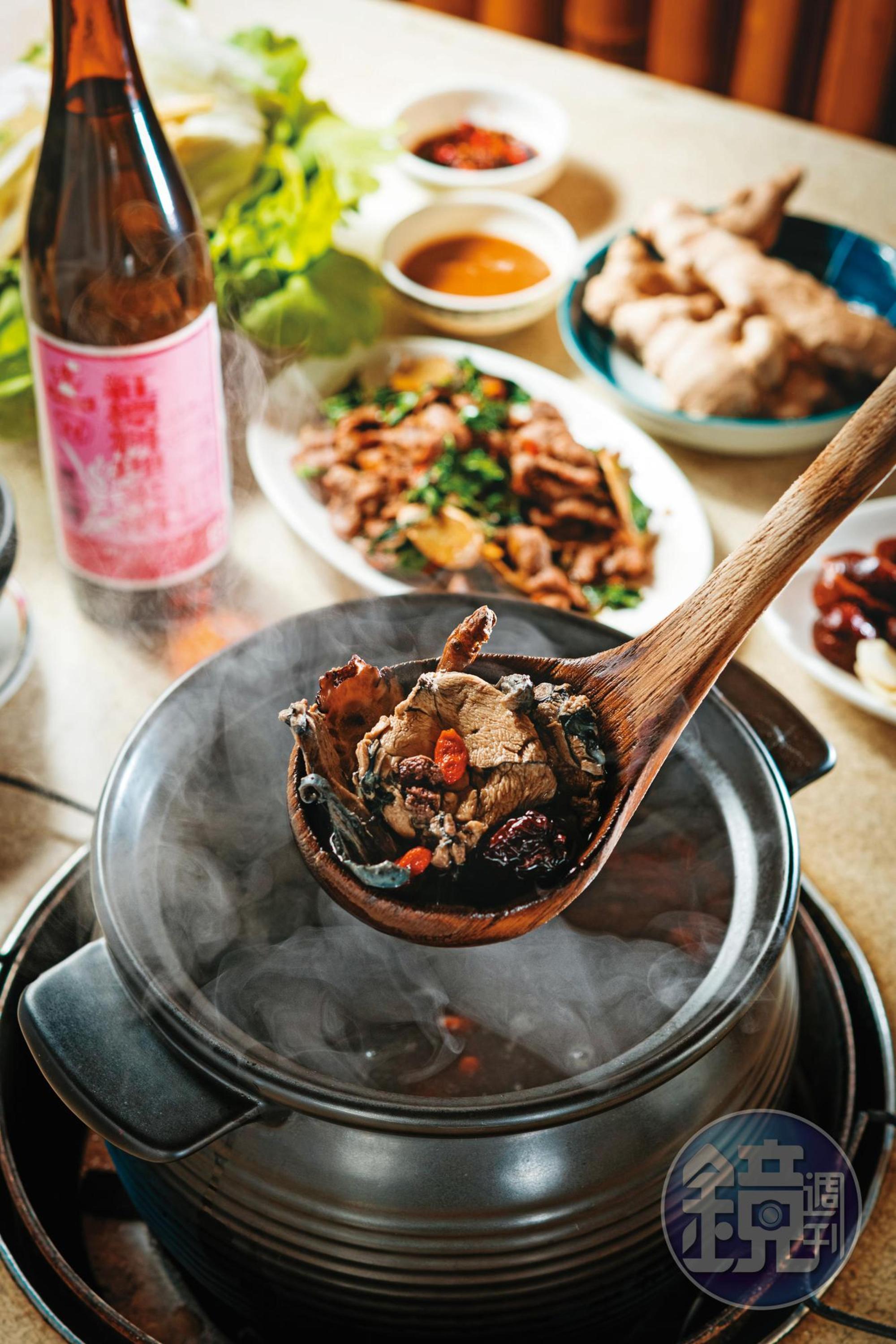 「藥燉烏骨燒酒雞」酒香十足，切記吃完叫代駕。（490元／半隻）