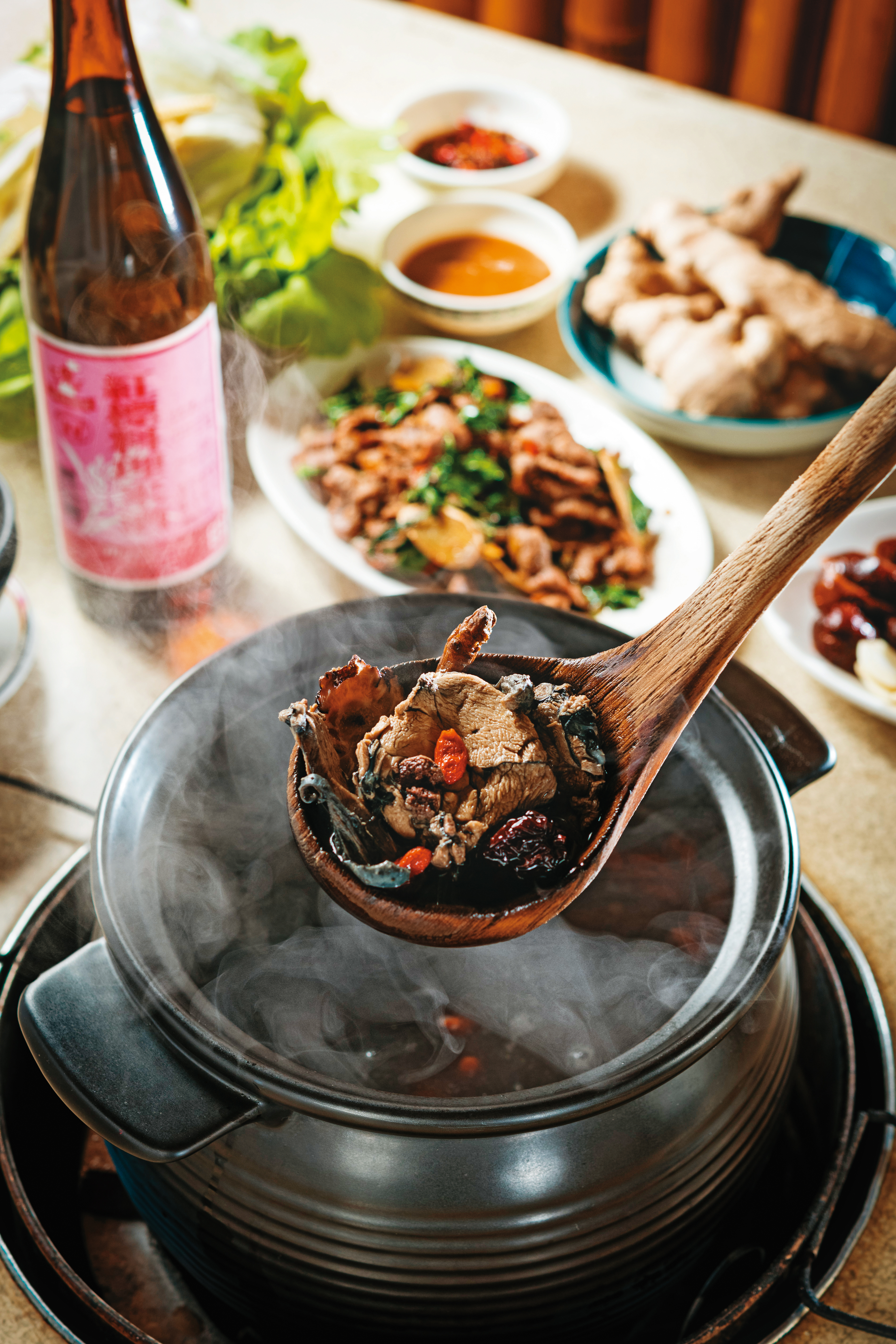 「藥燉烏骨燒酒雞」酒香十足，切記吃完叫代駕。（490元／半隻）