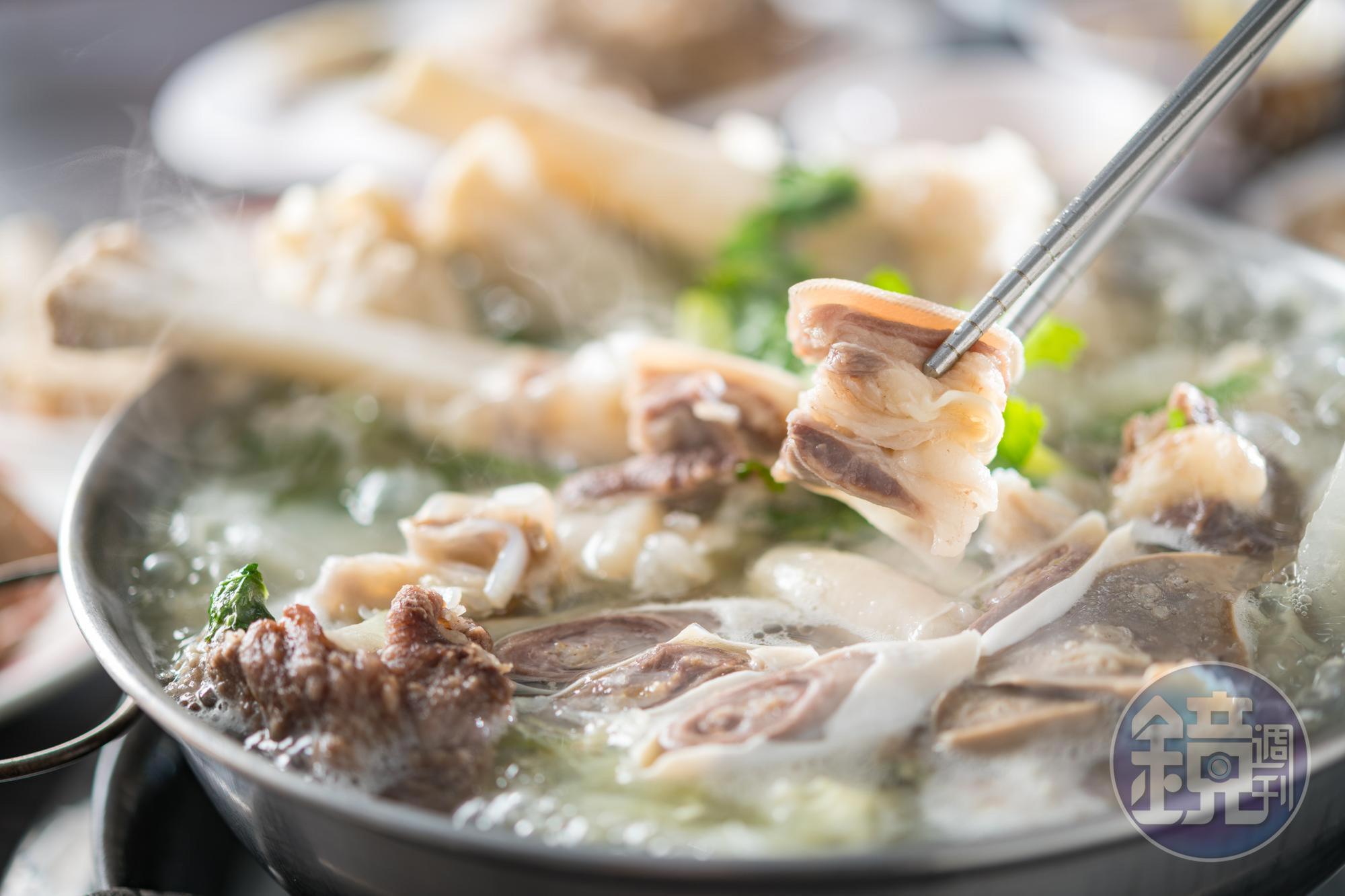 台南「朝現宰羊肉」對原料有信心，採用極考驗肉質的清燉做羊肉爐，果真清甜不羶。