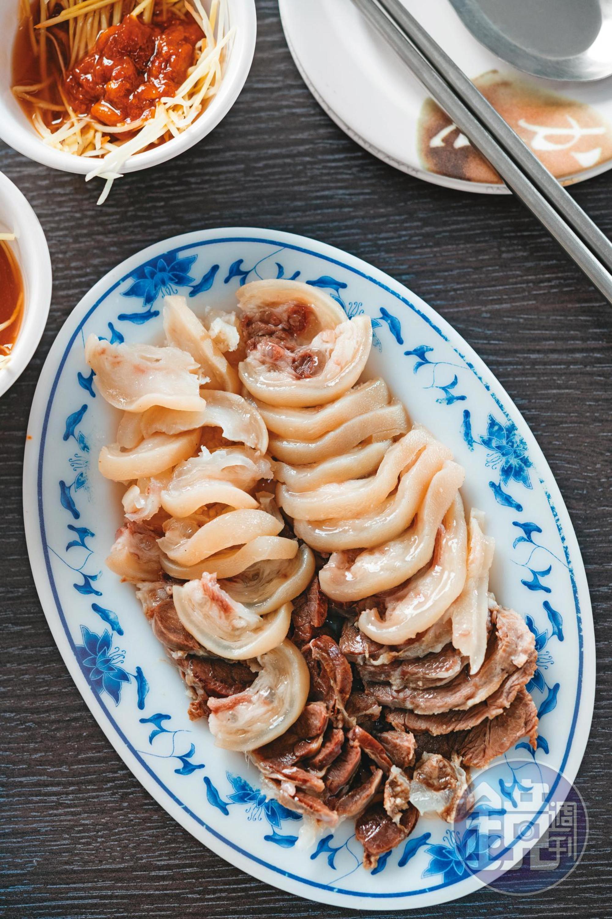 帶皮慢火煮熟的「羊腿」皮糯肉嫩，有黏嘴的快感。（350元／小份）