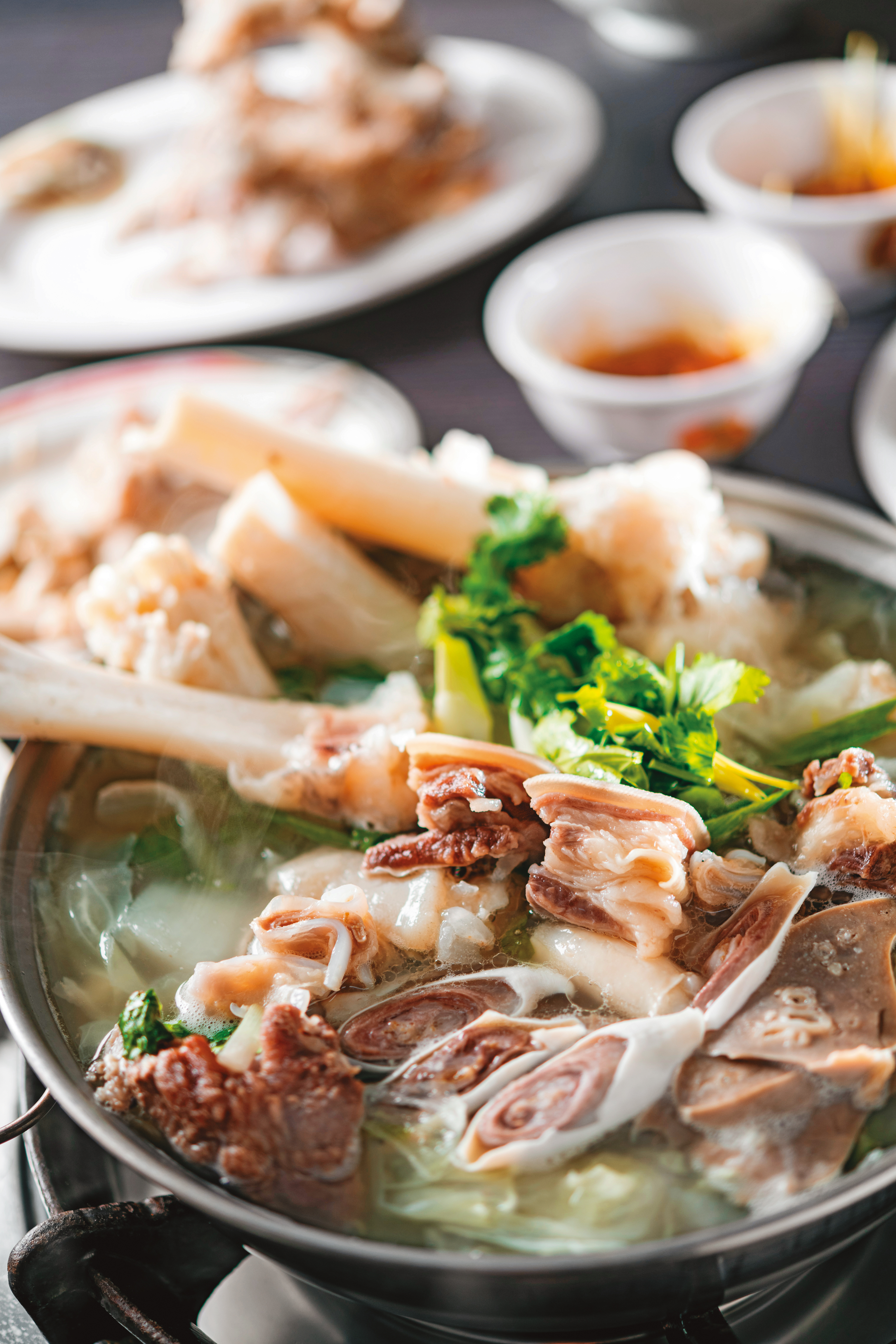 「蘿蔔羊肉鍋」每鍋約2~3人份(750元/份),人多時可再點「羊骨」「雜仔」「羊腳」(110元~150元/份)等配料。
