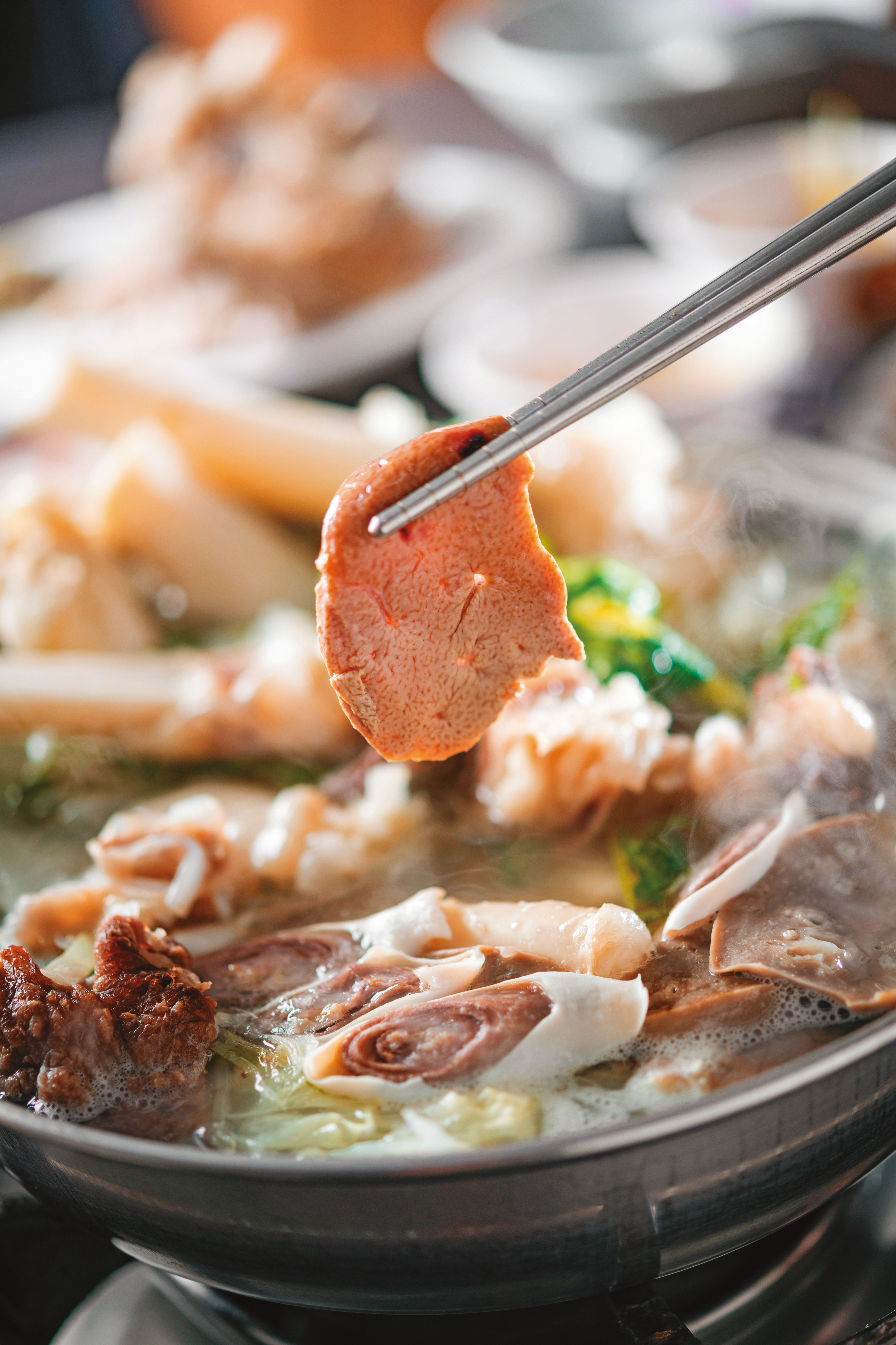 「羊肝」在熱湯中涮熟即起,嫩脆中藏著肝臟特有的濃香。(110元/份)
