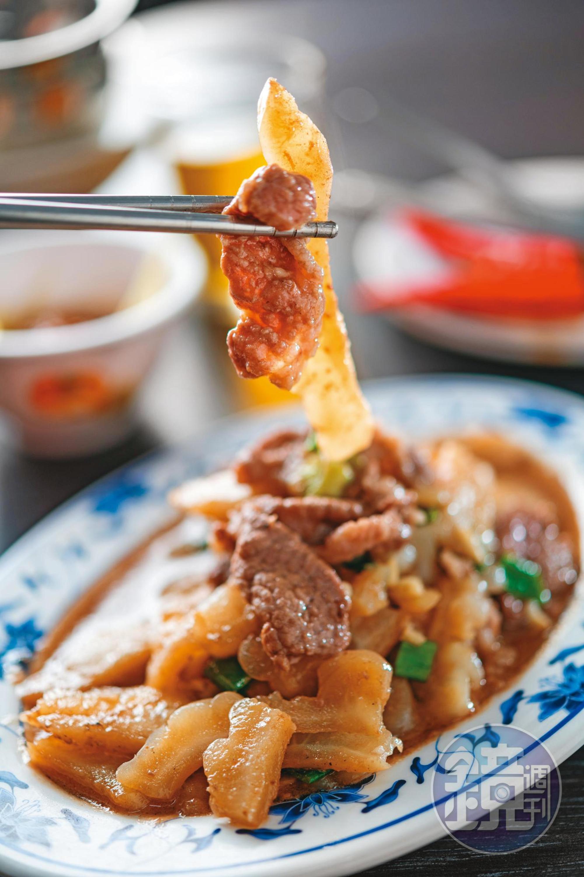 「苦瓜羊肉」以白玉苦瓜的苦韻提鮮，也清除了悶頭吃鍋的燠熱。（200元／中份）