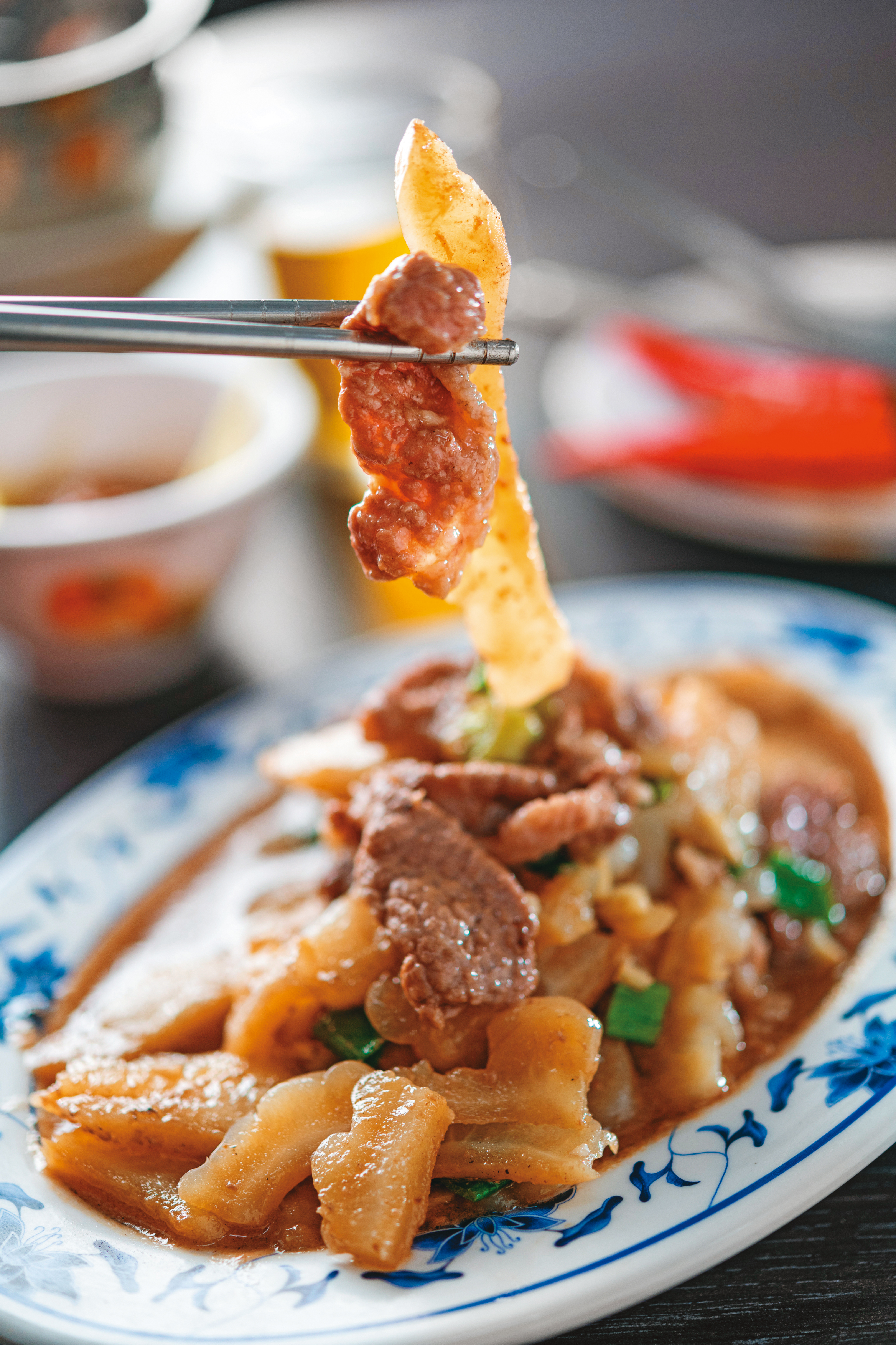「苦瓜羊肉」以白玉苦瓜的苦韻提鮮,也清除了悶頭吃鍋的燠熱。(200元/中份)