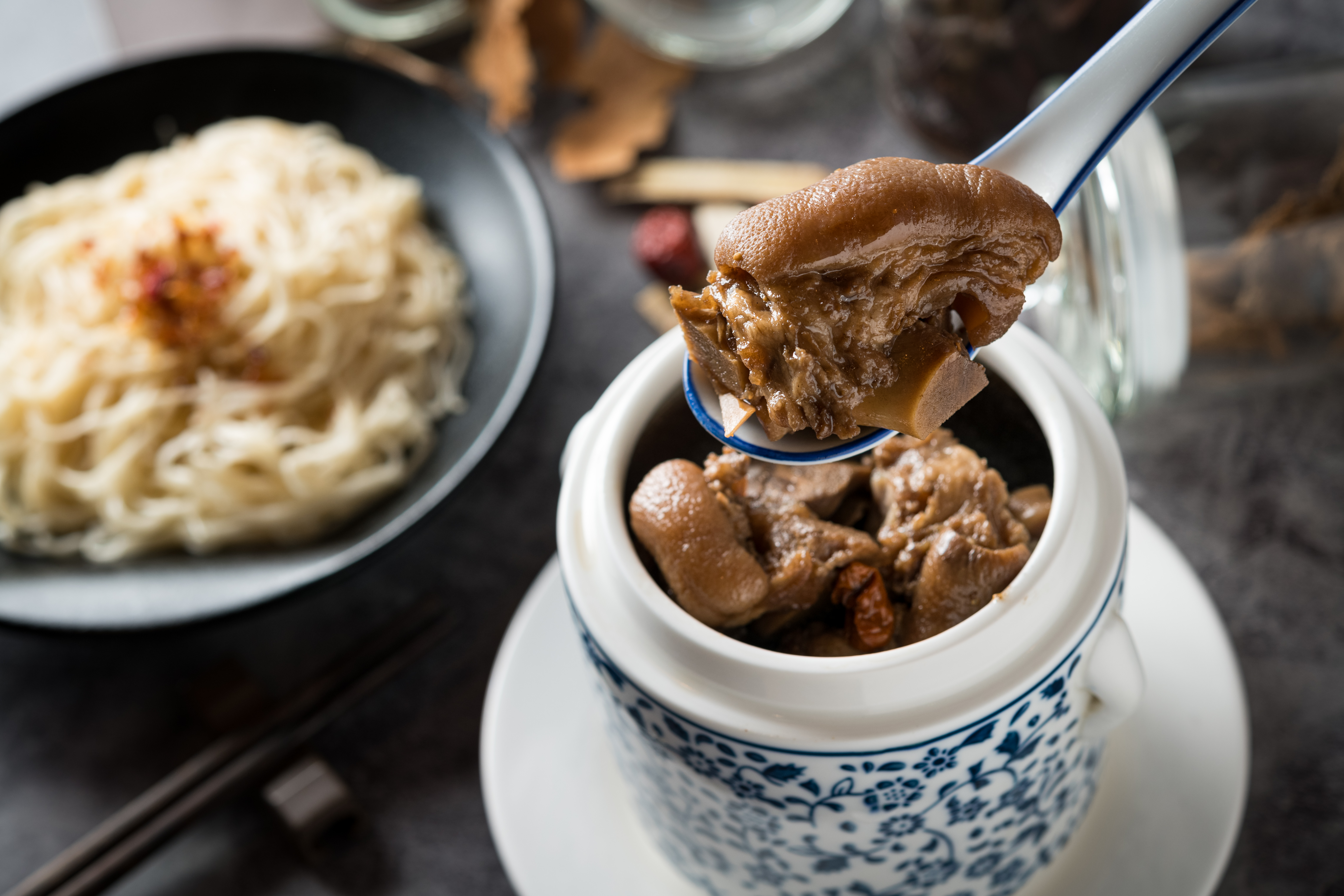 「十全藥膳豬腳」皮Q肉香，溫補藥湯香氣十足。（168元／單點）