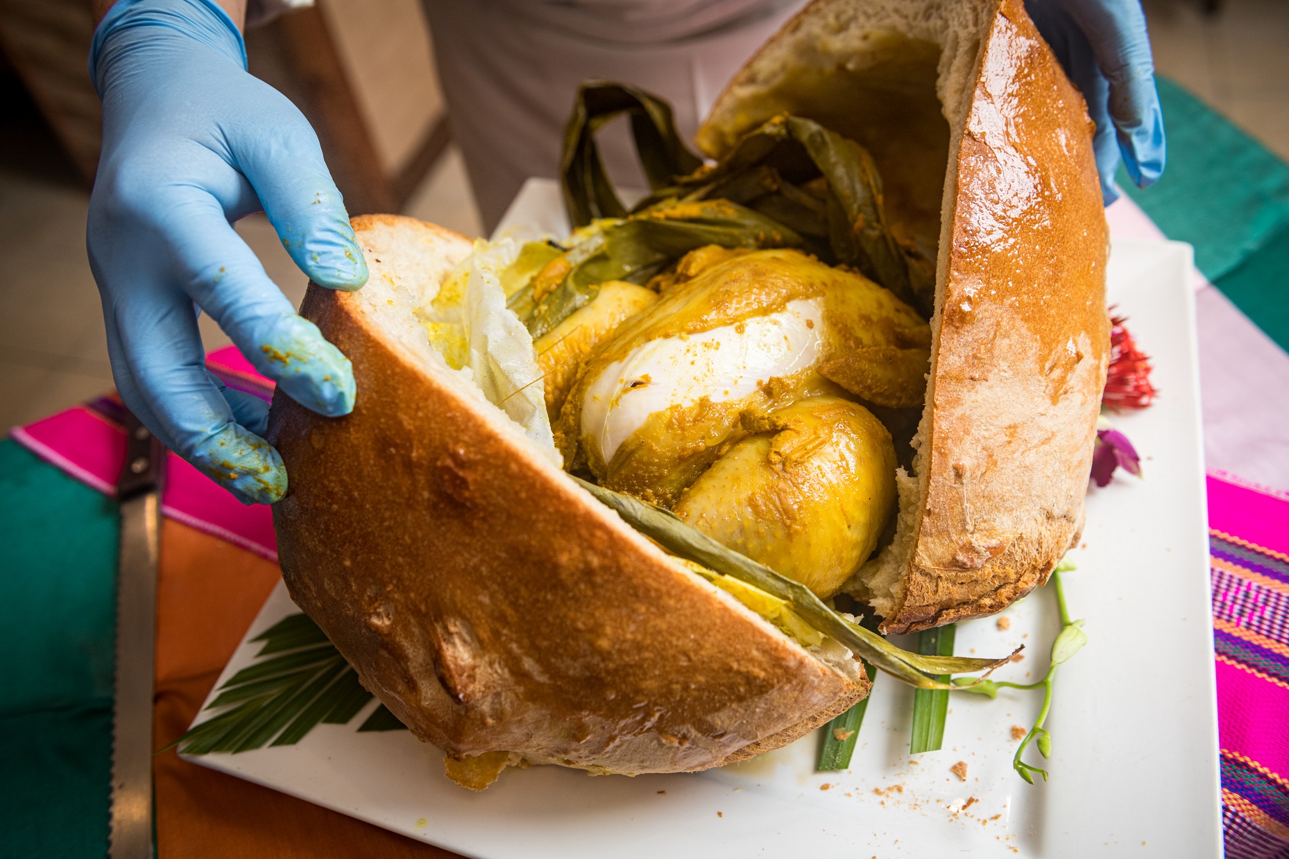 巨蛋藥草雞的視覺感非常誘人。