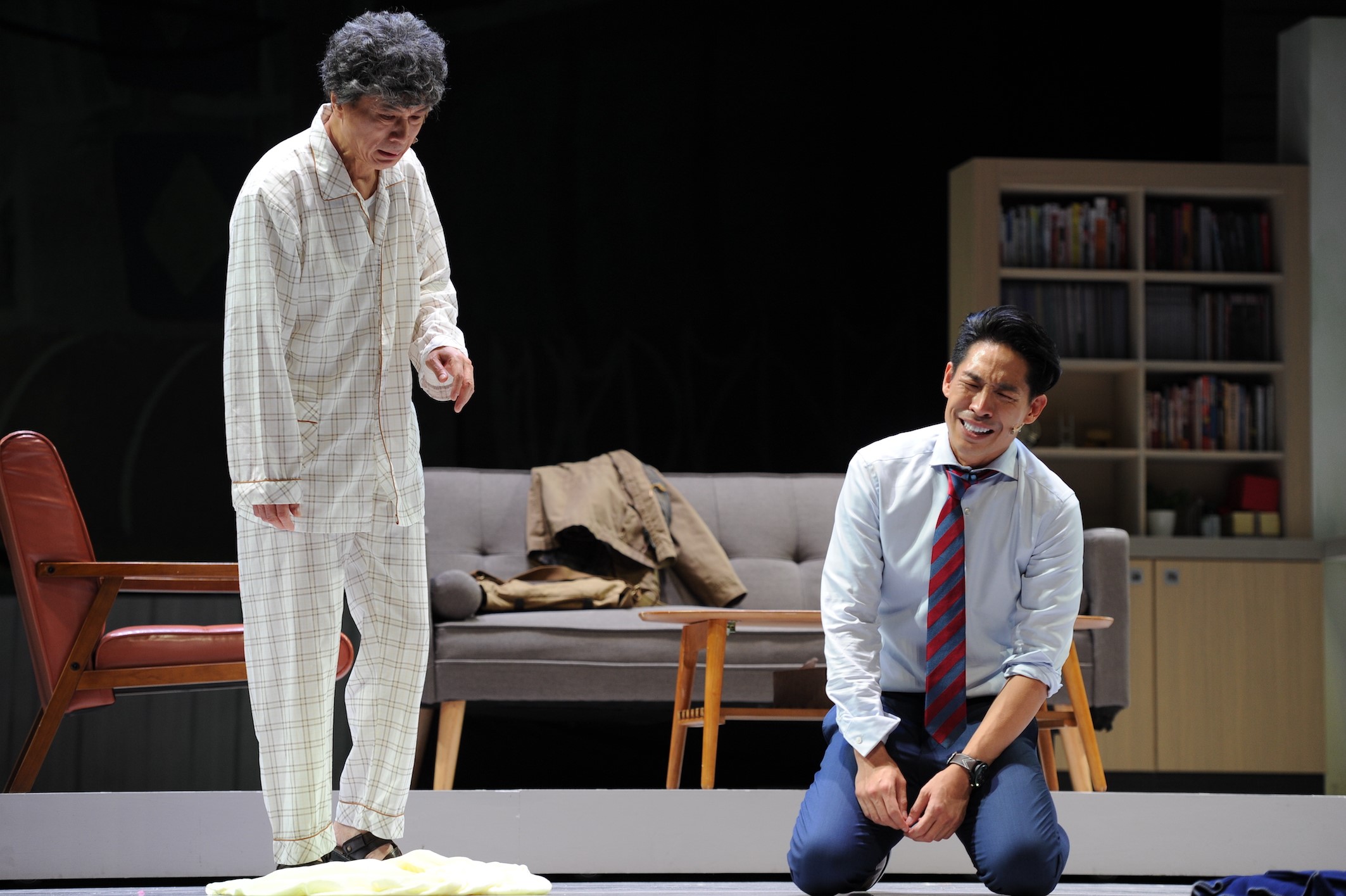 藍鈞天（右）與李天柱演出故事工廠舞台劇《小兒子》。（故事工廠提供）