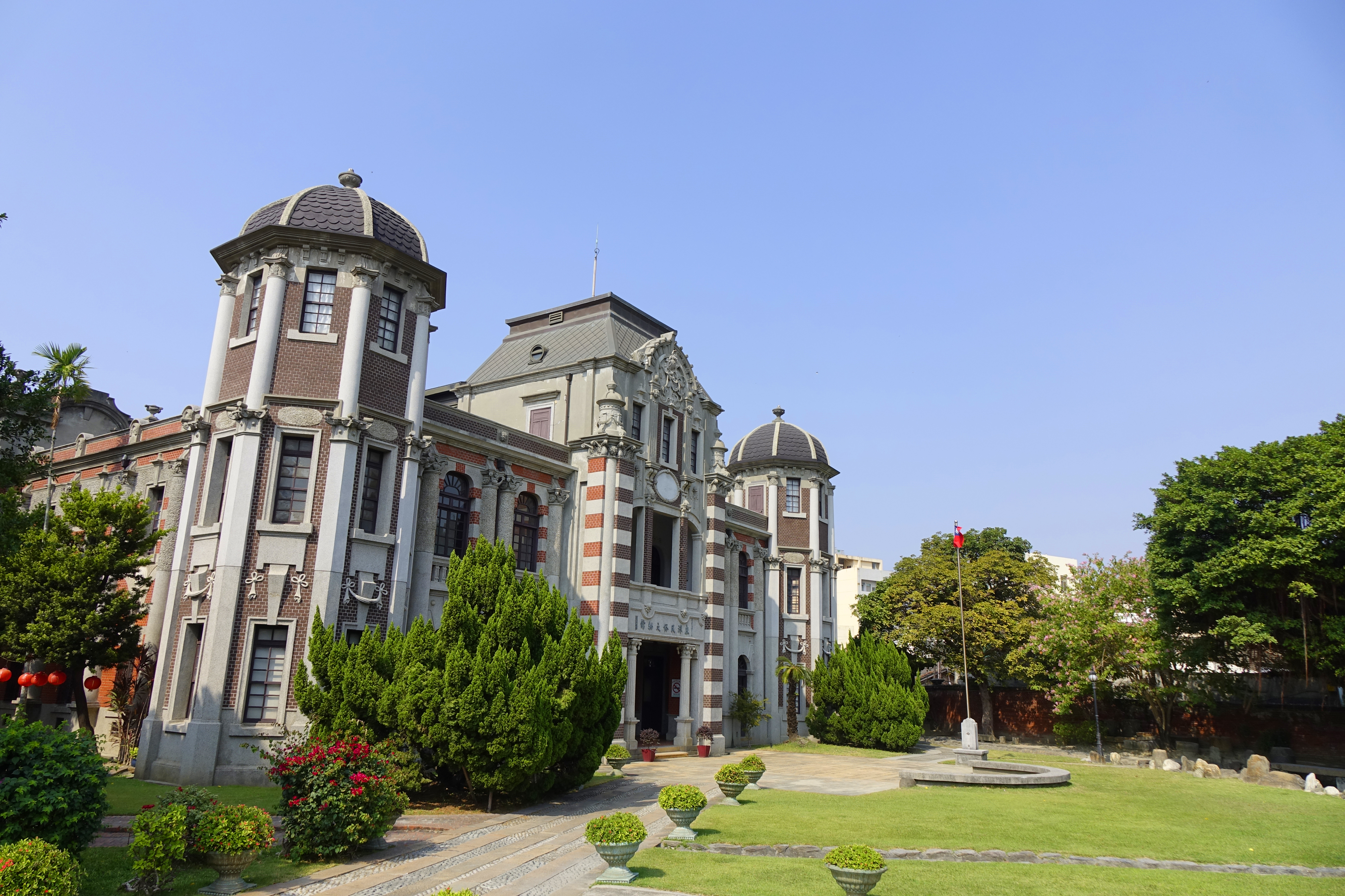 自從志玲姐姐大婚選在80年歷史的台南藝術館，就帶動洋樓古宅旅遊風潮，鹿港百年歷史古蹟「大和樓」也再度成為網友熱搜景點。