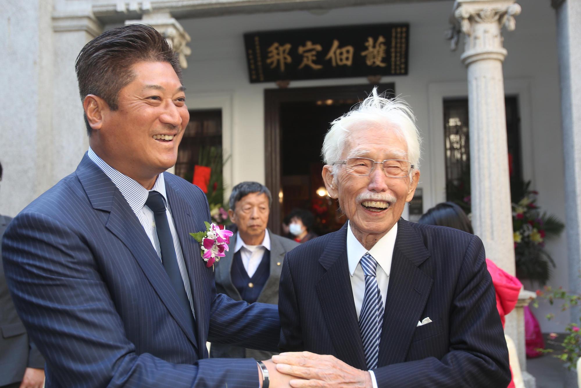 鹿港民俗文物館董事辜寬敏、鹿港民俗文物館董事長辜仲諒,特地前往鹿港替「百黛風華‧仕女時尚文化特展」揭開序幕。