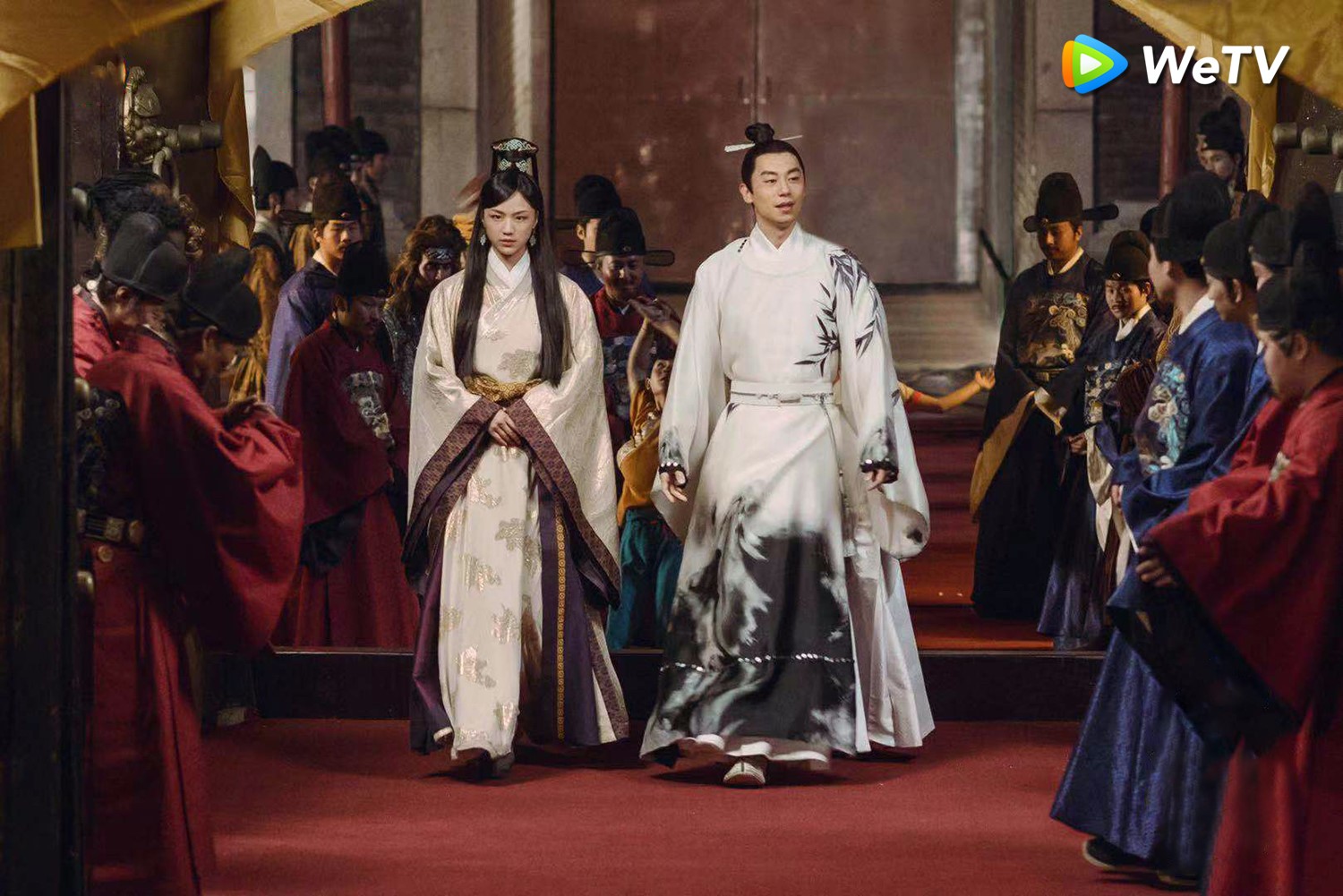 湯唯（左）與朱亞文在《大明風華》同框穿情侶裝。（WeTV提供）