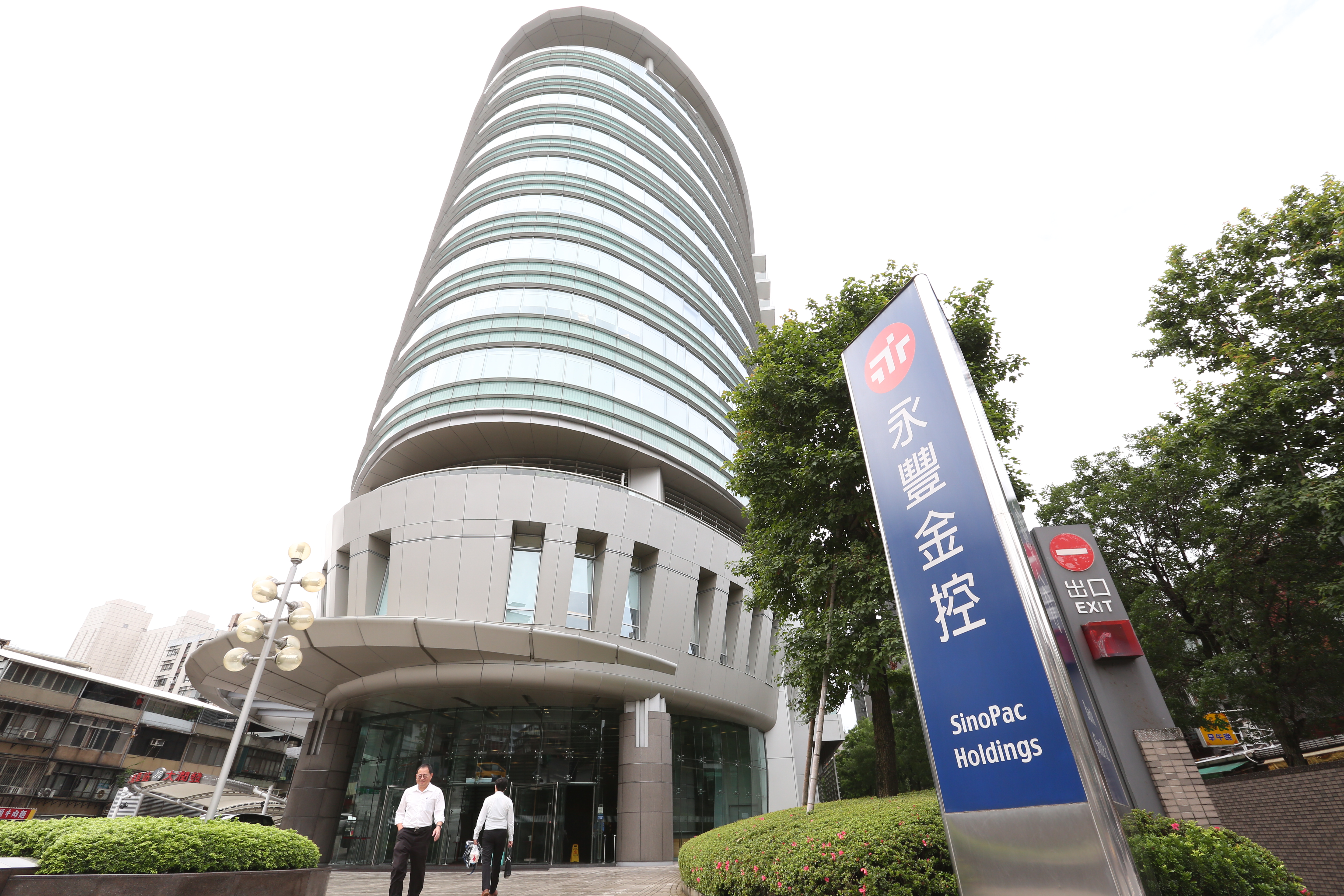 張晉源透過委任律師鄭深元發出8點聲明，直指永豐金興訟目的無非是要報復，假藉司法進行清算。