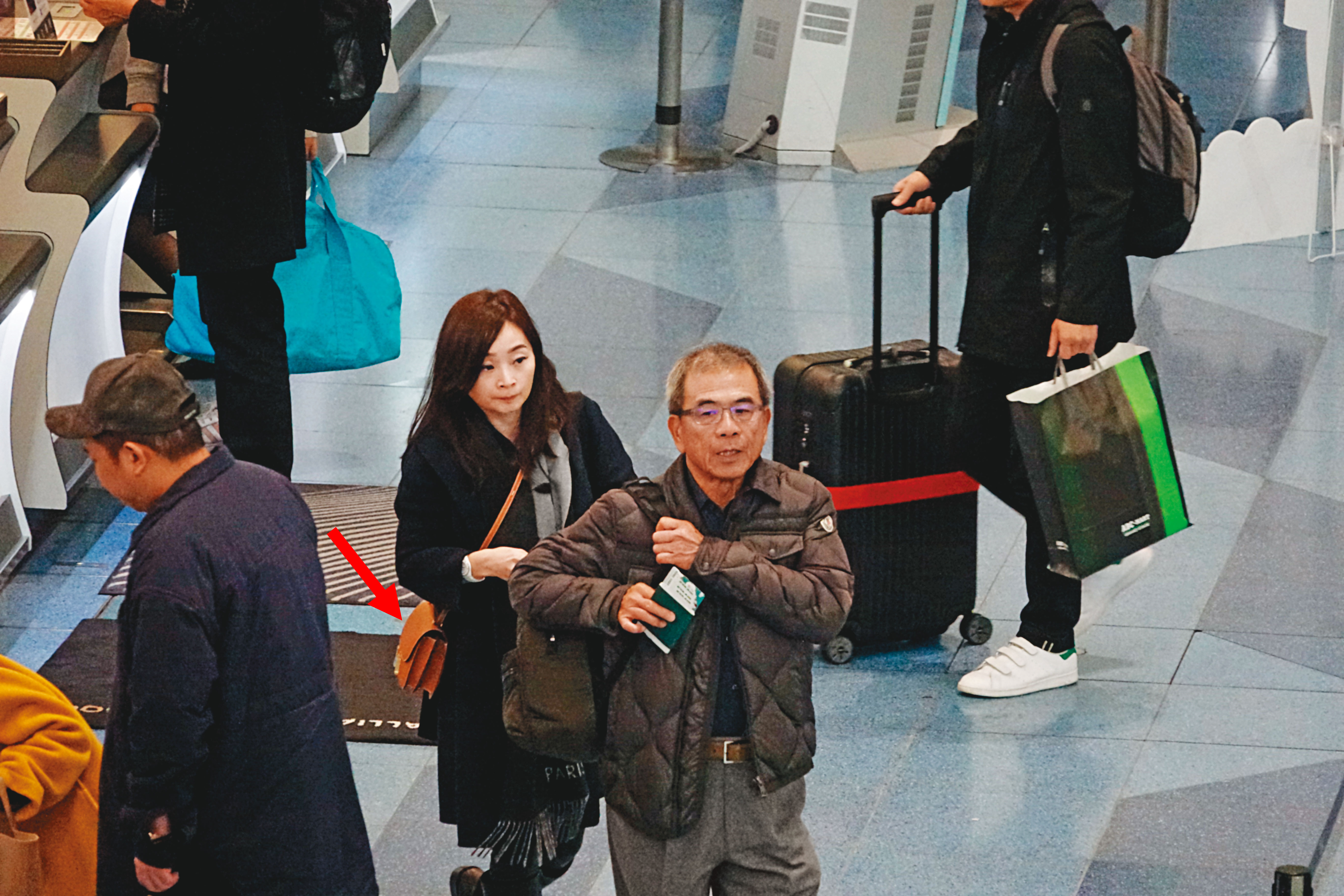 陳女帶的康康包（紅箭頭處）意外爆紅，網友戲稱為美九包。