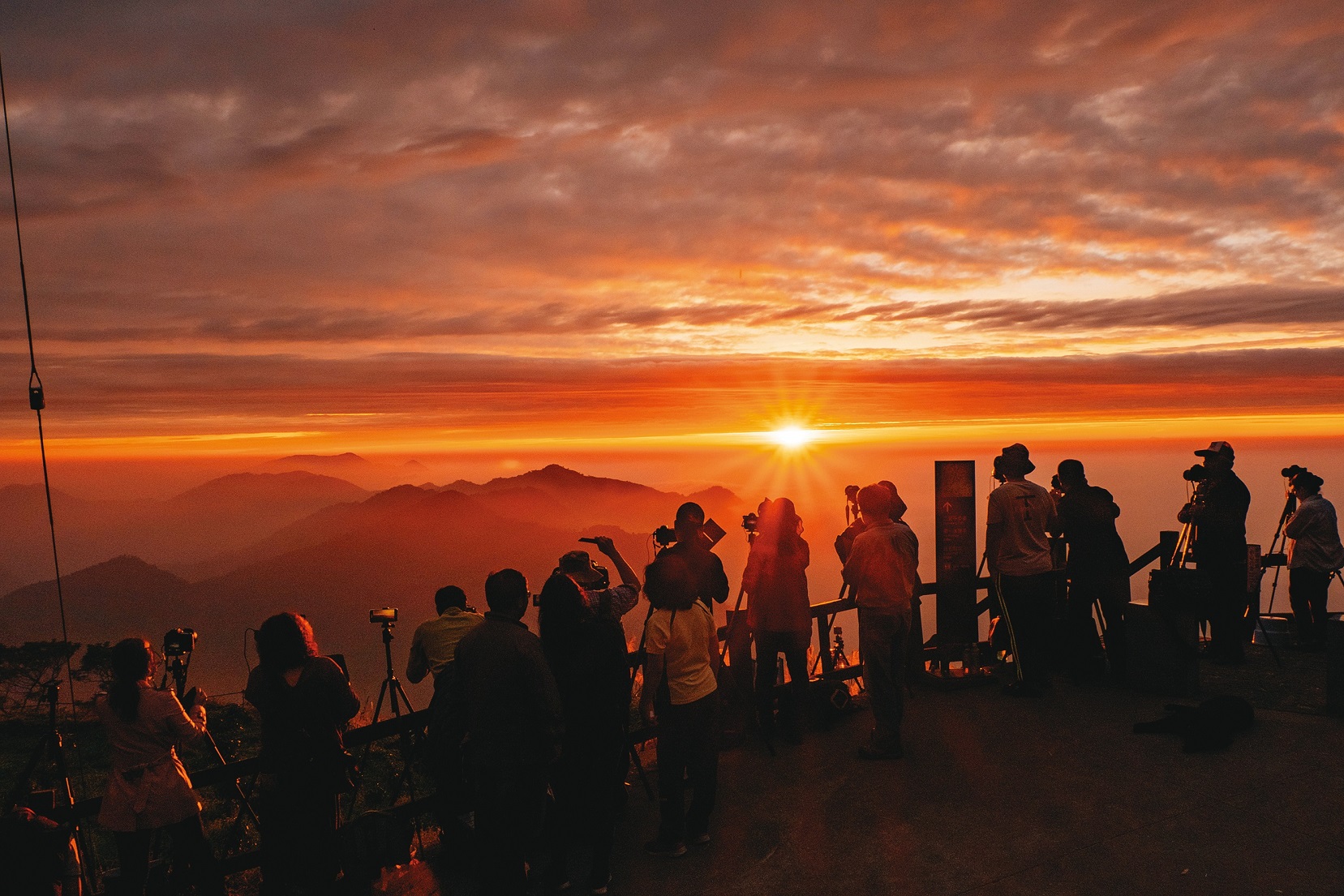 秋冬有不少遊客等候在二延平步道最高處觀景平台，欣賞夕陽雲海。