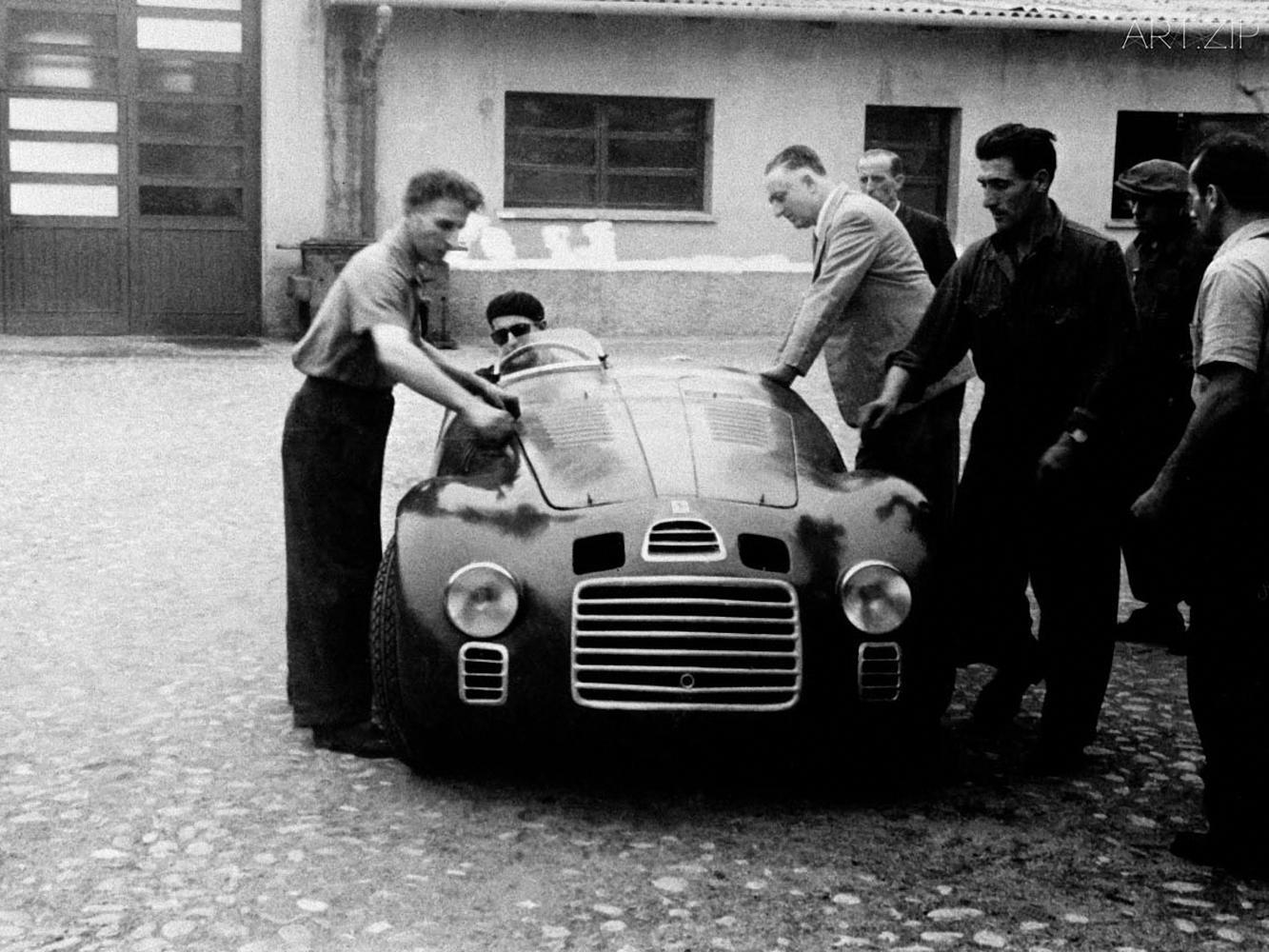 意識到沒錢萬萬不能的Enzo Ferrari開始生產FERRARI市售跑車,也就是說,FERRARI經營客層再也不只是賽車車隊與賽車手,而是有錢就可以買到FERRARI的概念(當然,要很多錢),1947年推出的125 S即為濫觴。