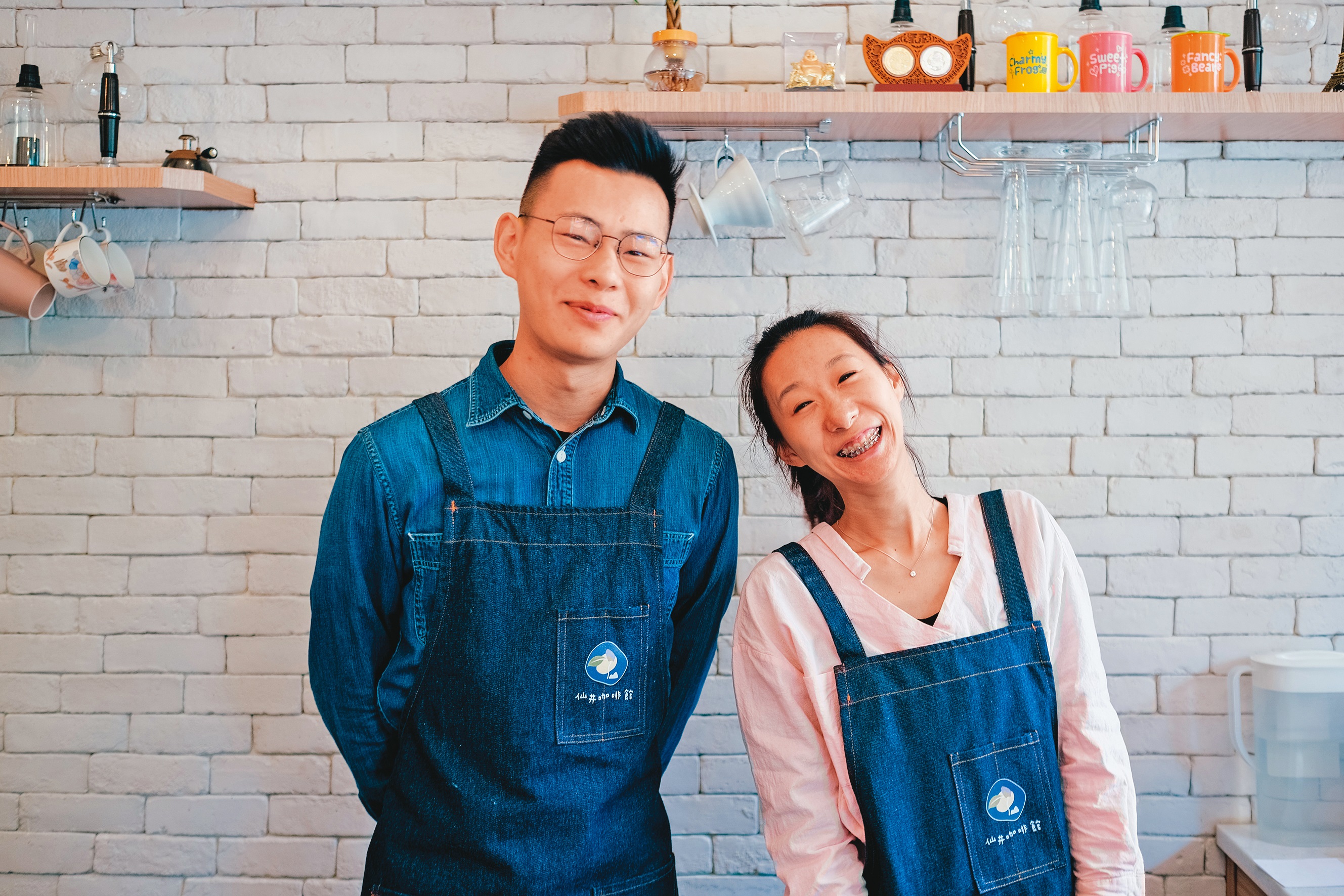 「仙井咖啡館」由姐姐范姵甯（右）與弟弟范書易（左）攜手經營。