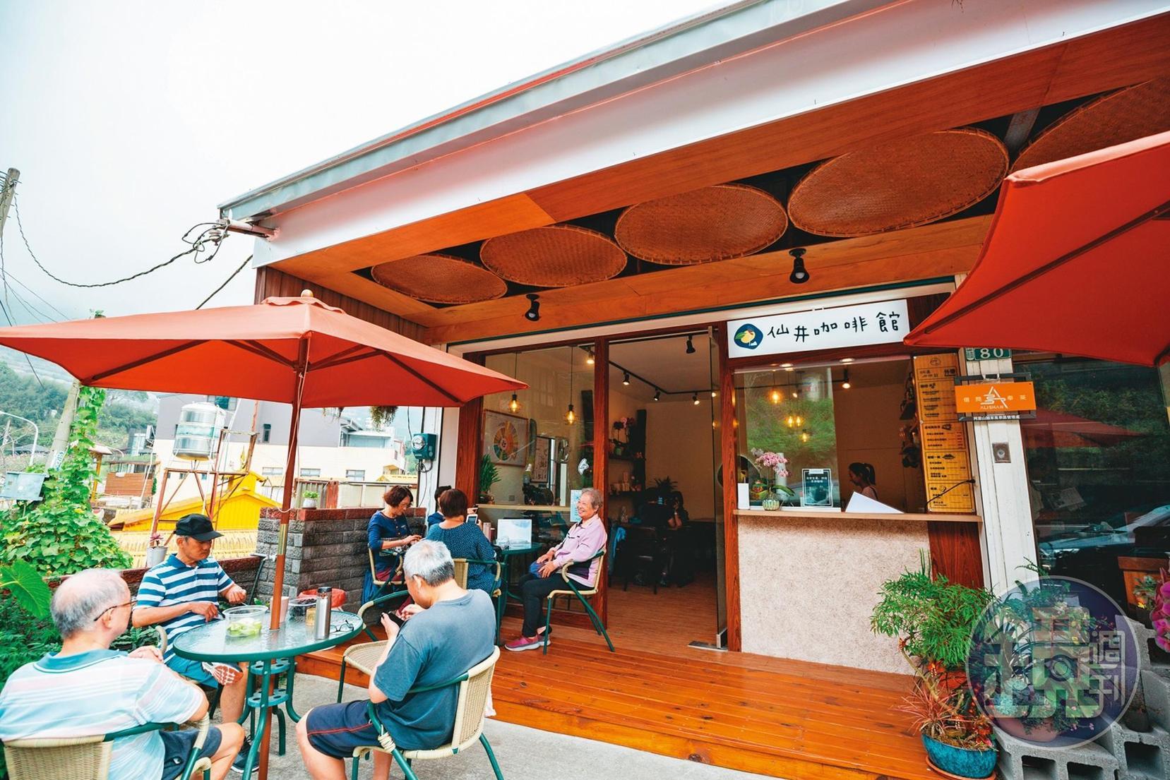 不想與同行者爬二延平步道，就可在「仙井咖啡館」休息等候。