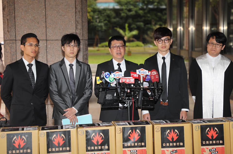 「Wecare高雄」等公民團體今將3萬份連署書送抵中選會，正式啟動罷韓程序。（翻攝we care高雄臉書）