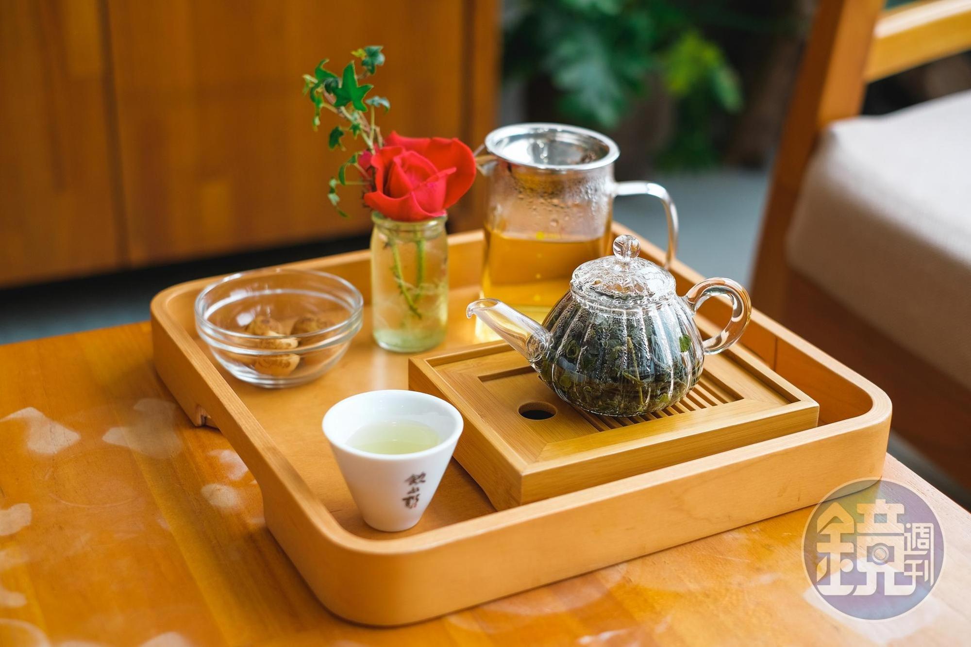 以自種食用玫瑰窨製的「阿里山玫瑰烏龍」,入口時散發淡雅花香。(180元/份)。