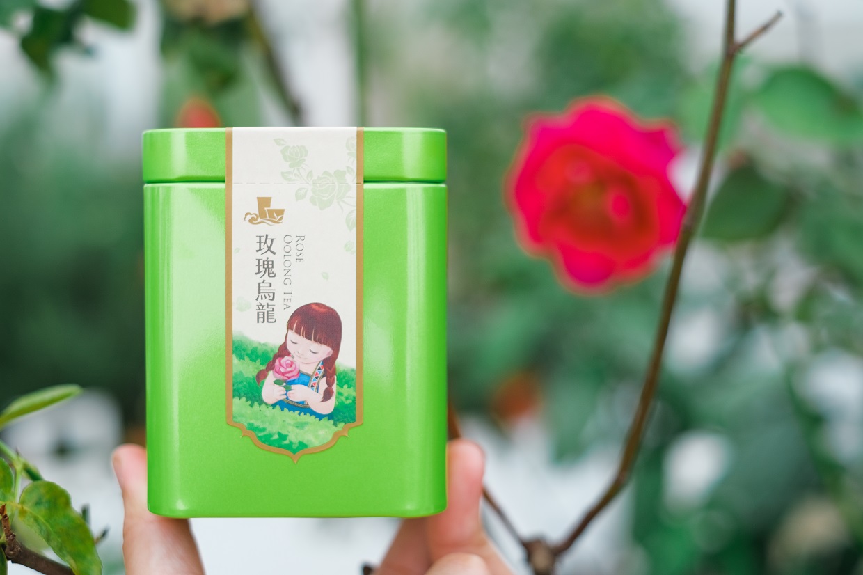以家人形象清新包裝的「阿里山玫瑰烏龍」。（600元／罐）