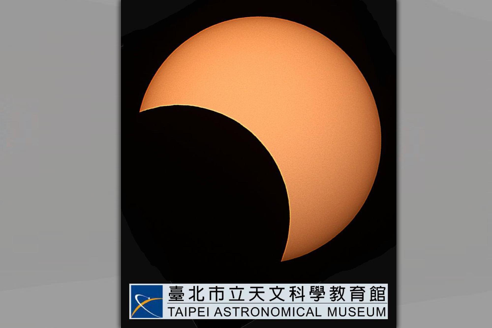 12月26日食甚食所見之太陽。(翻攝自臺北市立天文科學教育館網站)