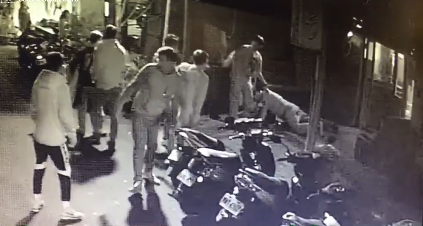李男等人將洪男痛毆後揚長而去，留下倒地哀號的洪男。（翻攝畫面）