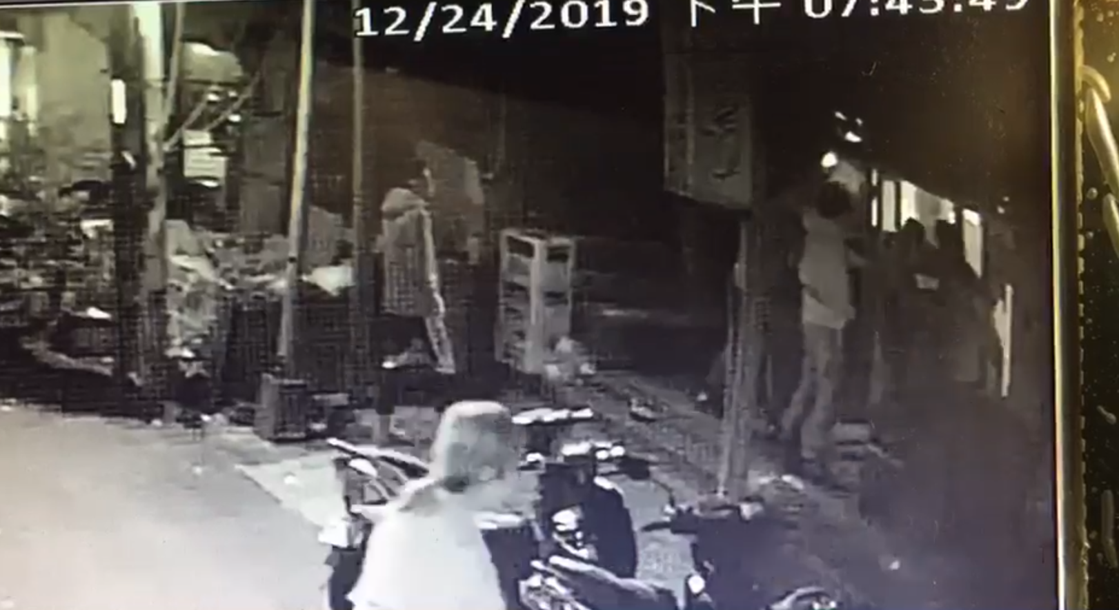 李男等人PUB續攤不成，竟把工作人員圍毆成傷。（翻攝畫面）