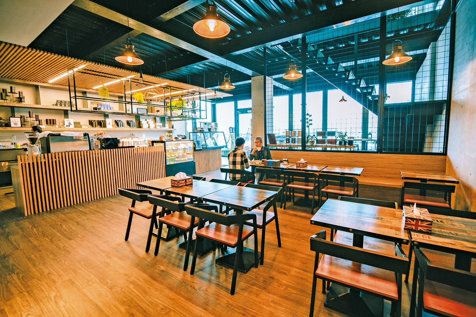 「然井茗露×阿里山霧很濃」一樓為簡約禪風的咖啡甜點店。
