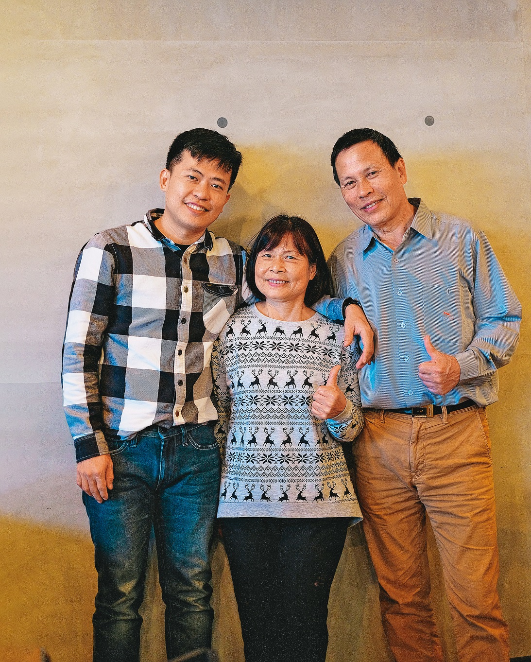 主理人許志鴻（左）和爸媽一起經營「然井茗露×阿里山霧很濃」。
