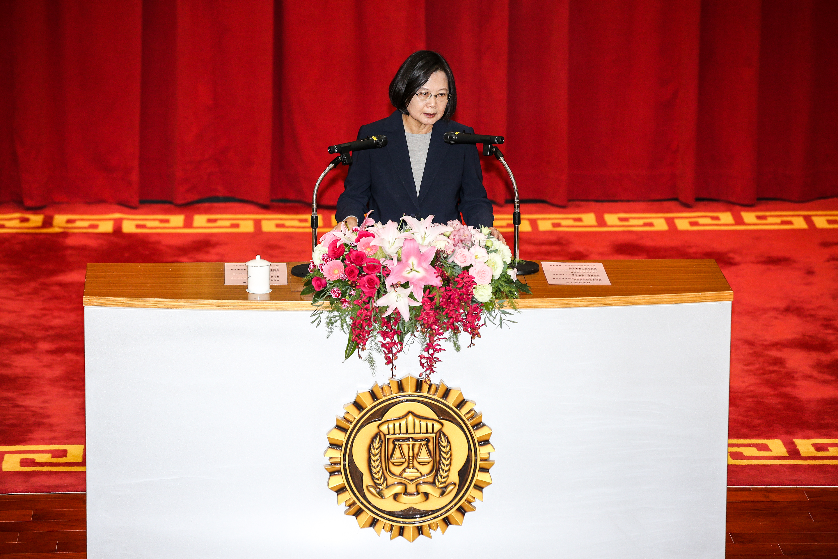 總統蔡英文親赴調查局主持56期調查班結業典禮，勉勵全體調查官，掌握趨勢，打擊犯罪，發揚團隊合作精神，創造更多的團隊榮耀。