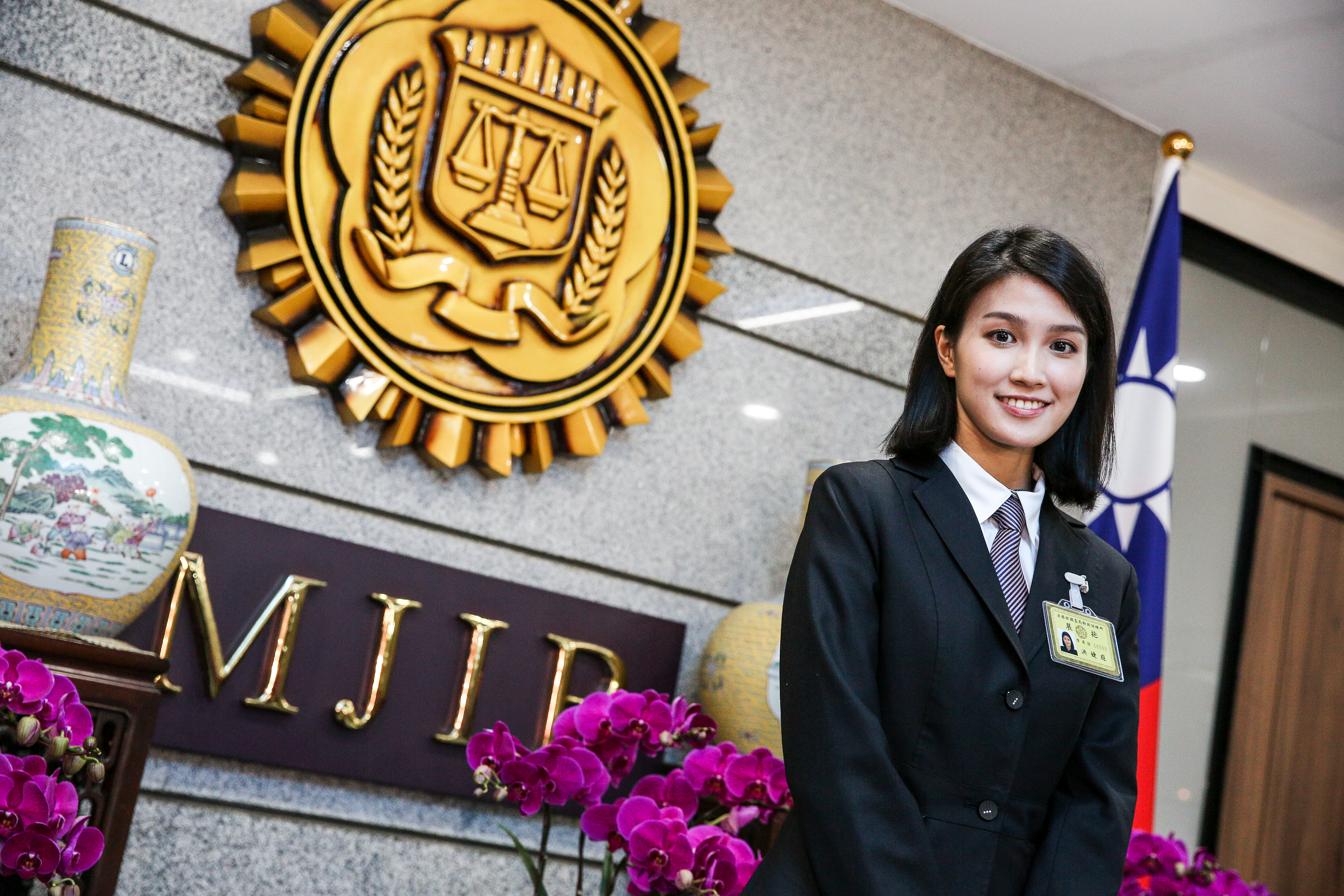 洪慶裕的大女兒洪婕庭是調查班56期，也是著名的游泳健將。