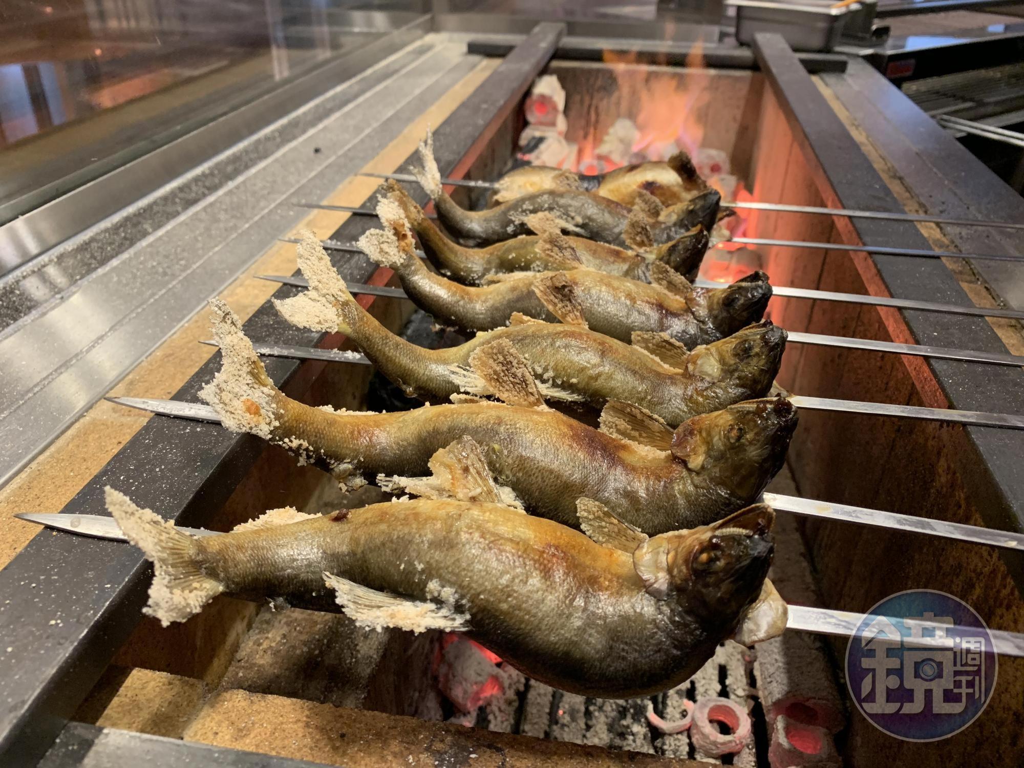燒烤區用炭火直燒食材,香氣迷人。