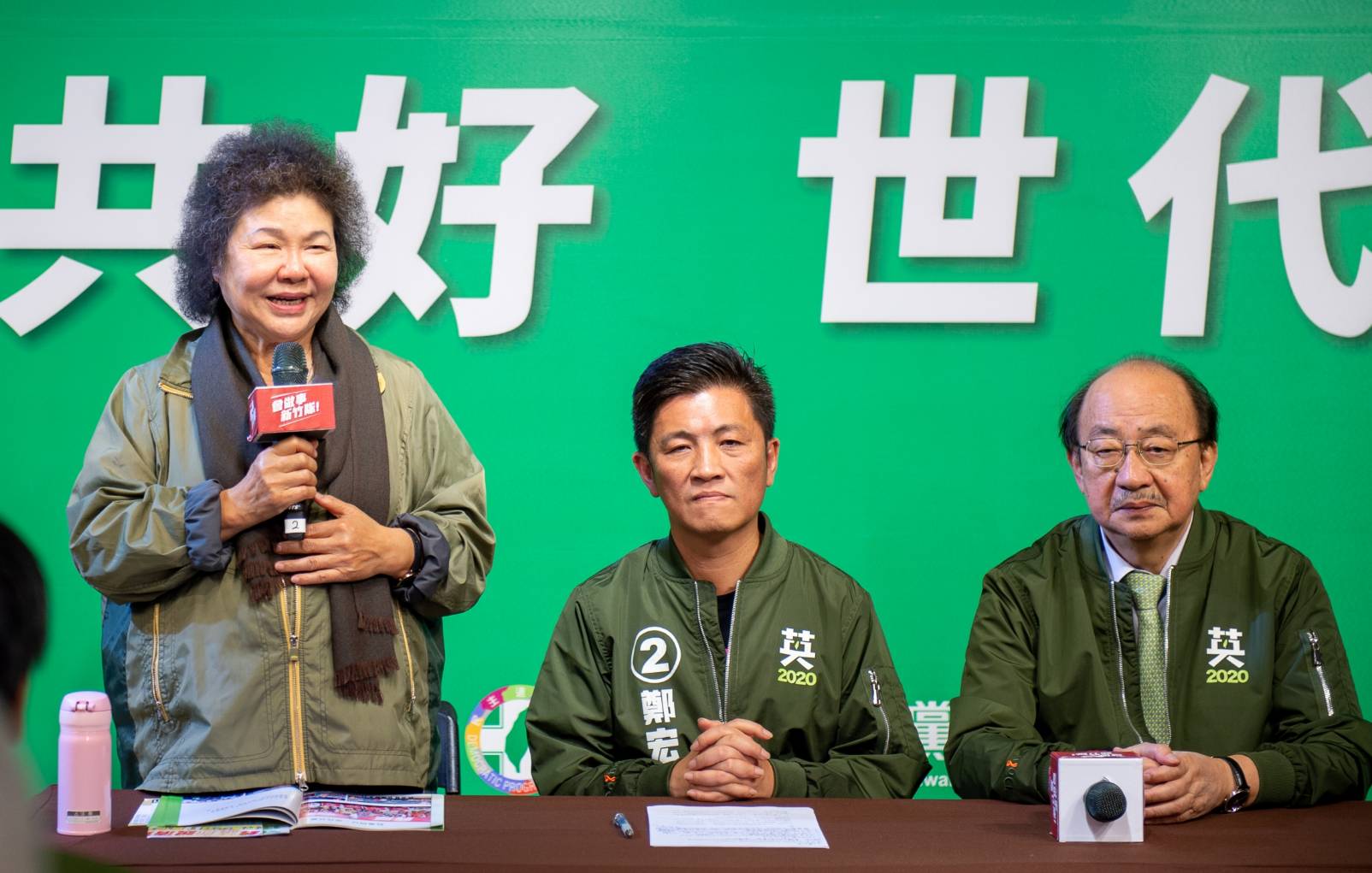 總統府祕書長陳菊(左)今到新竹為鄭宏輝(中)站台輔選。(鄭宏輝競選總部提供)